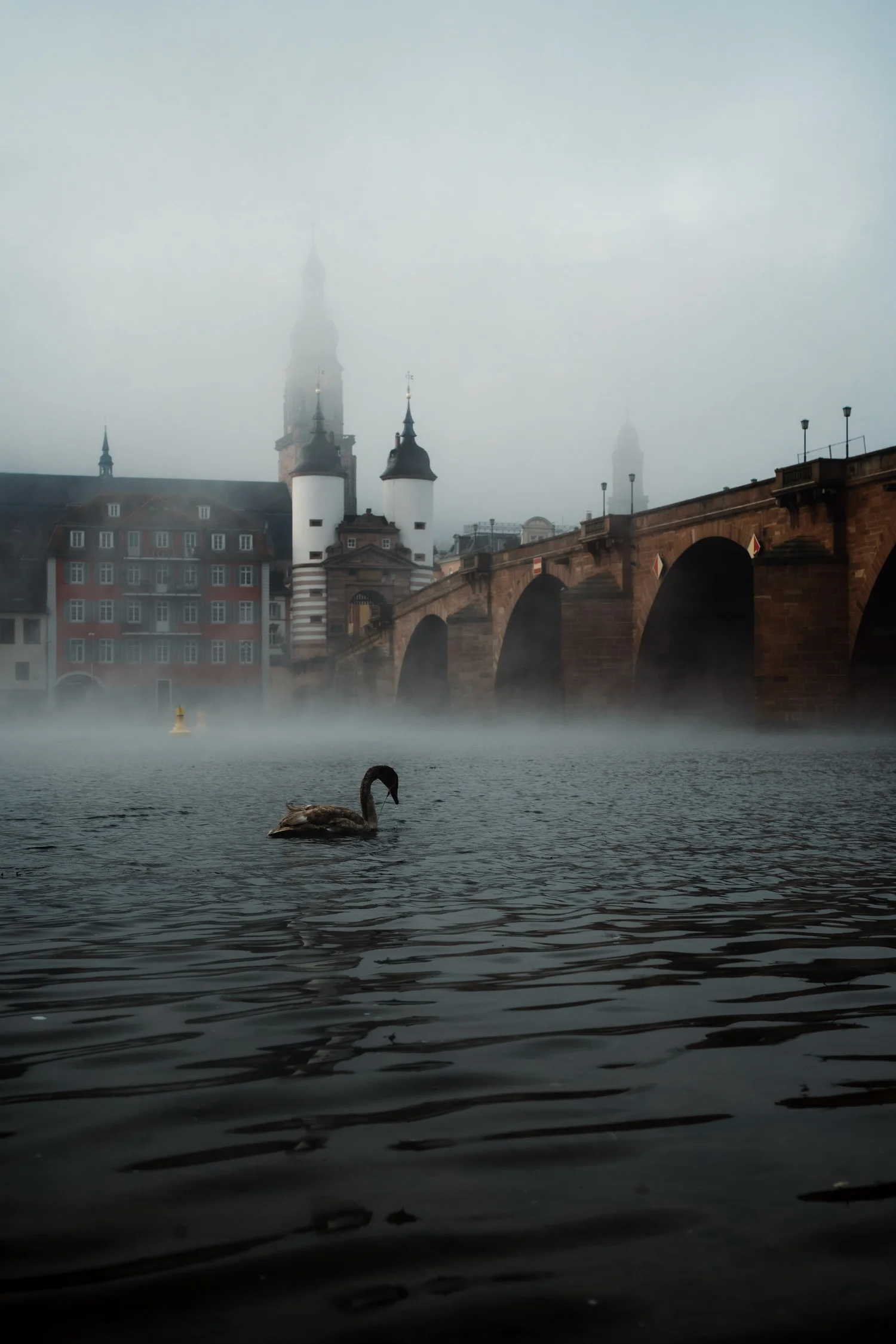 Bearbeitete Aufnahme der Alten Brücke in Heidelberg im Nebel