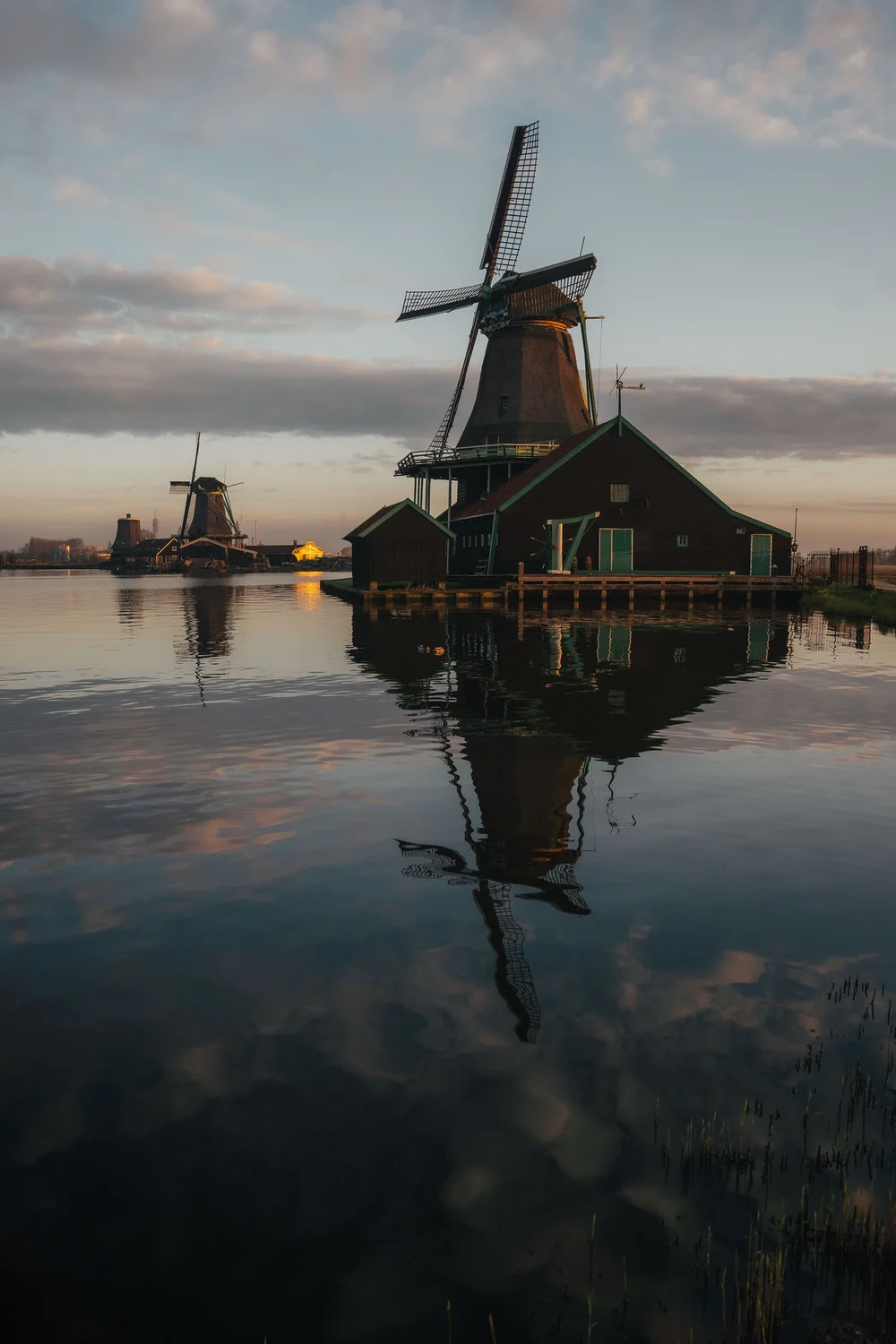 Windmühle in Kinderdijk bei Sonnenuntergang, Niederlande