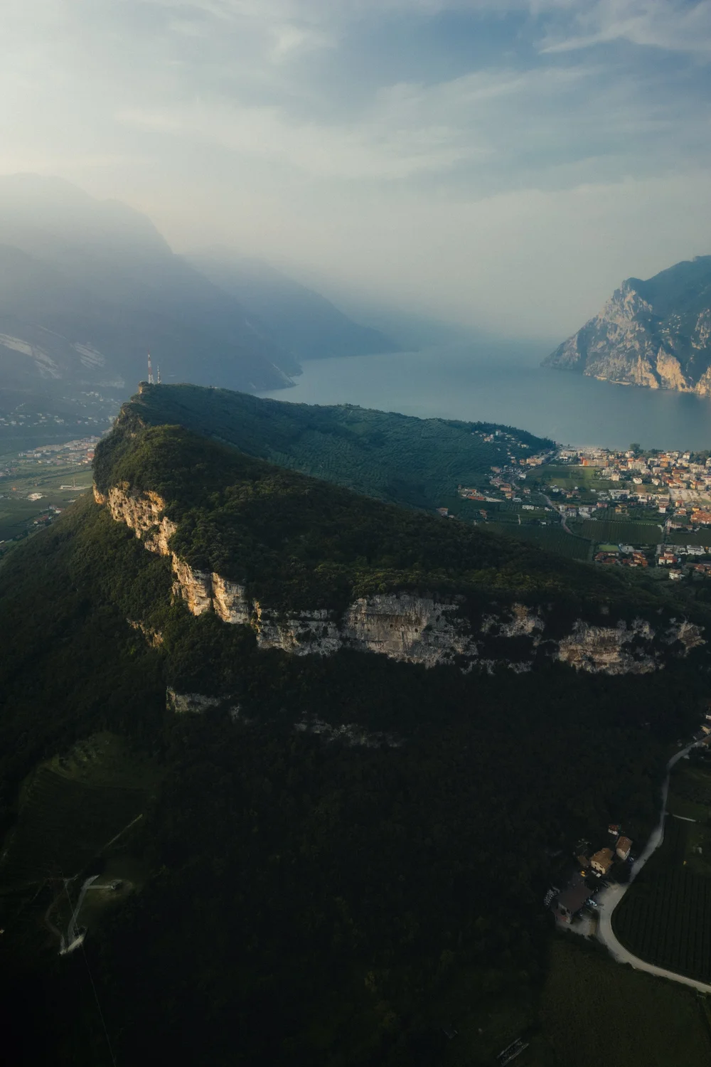 Blick von einer Klippe über den Gardasee