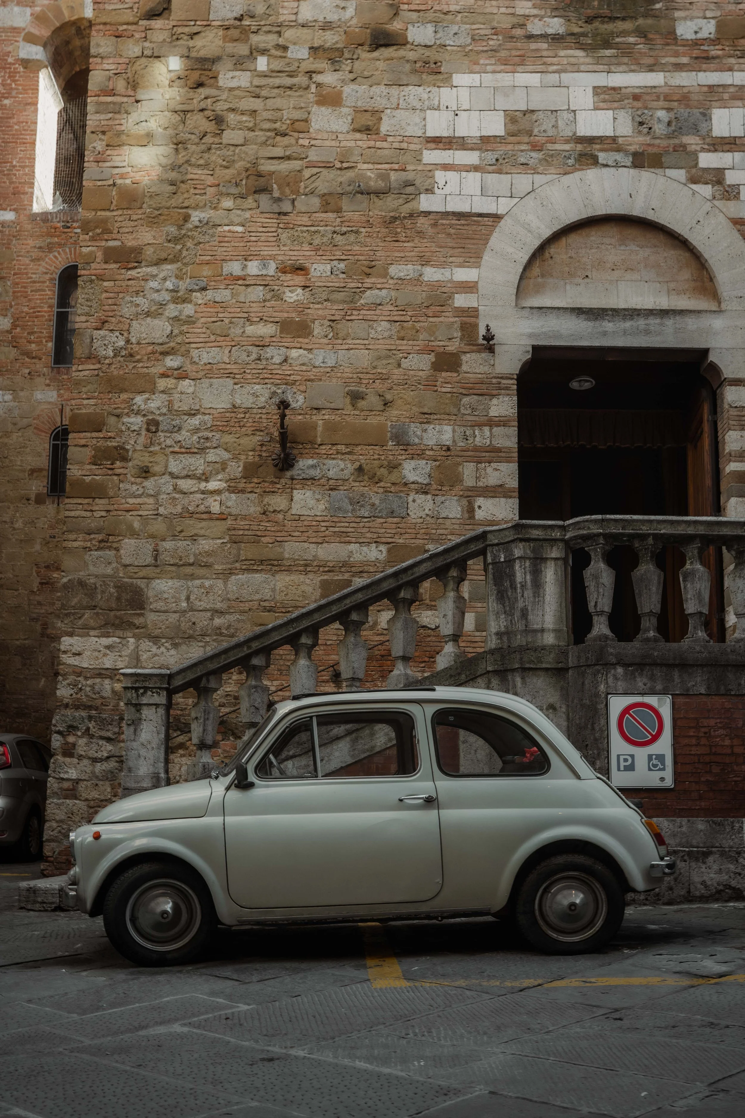 italy-vintage-car-stone-architecture-siena.jpg