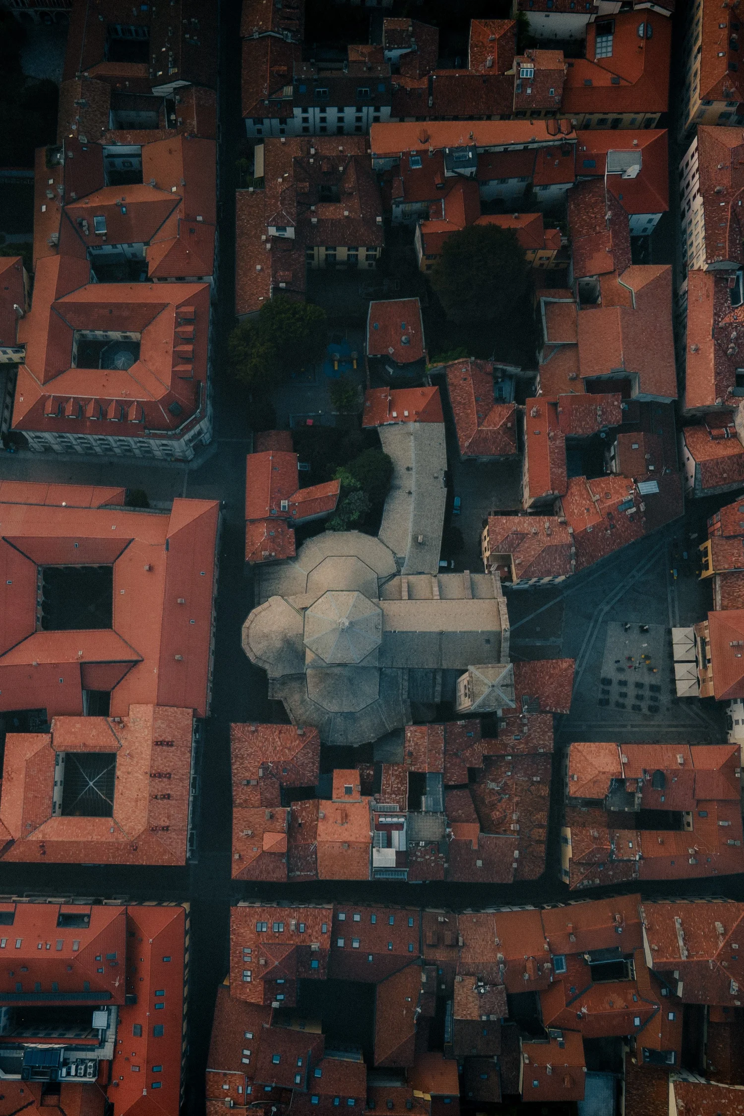 Luftaufnahme der Dachlandschaft von Como, Italien