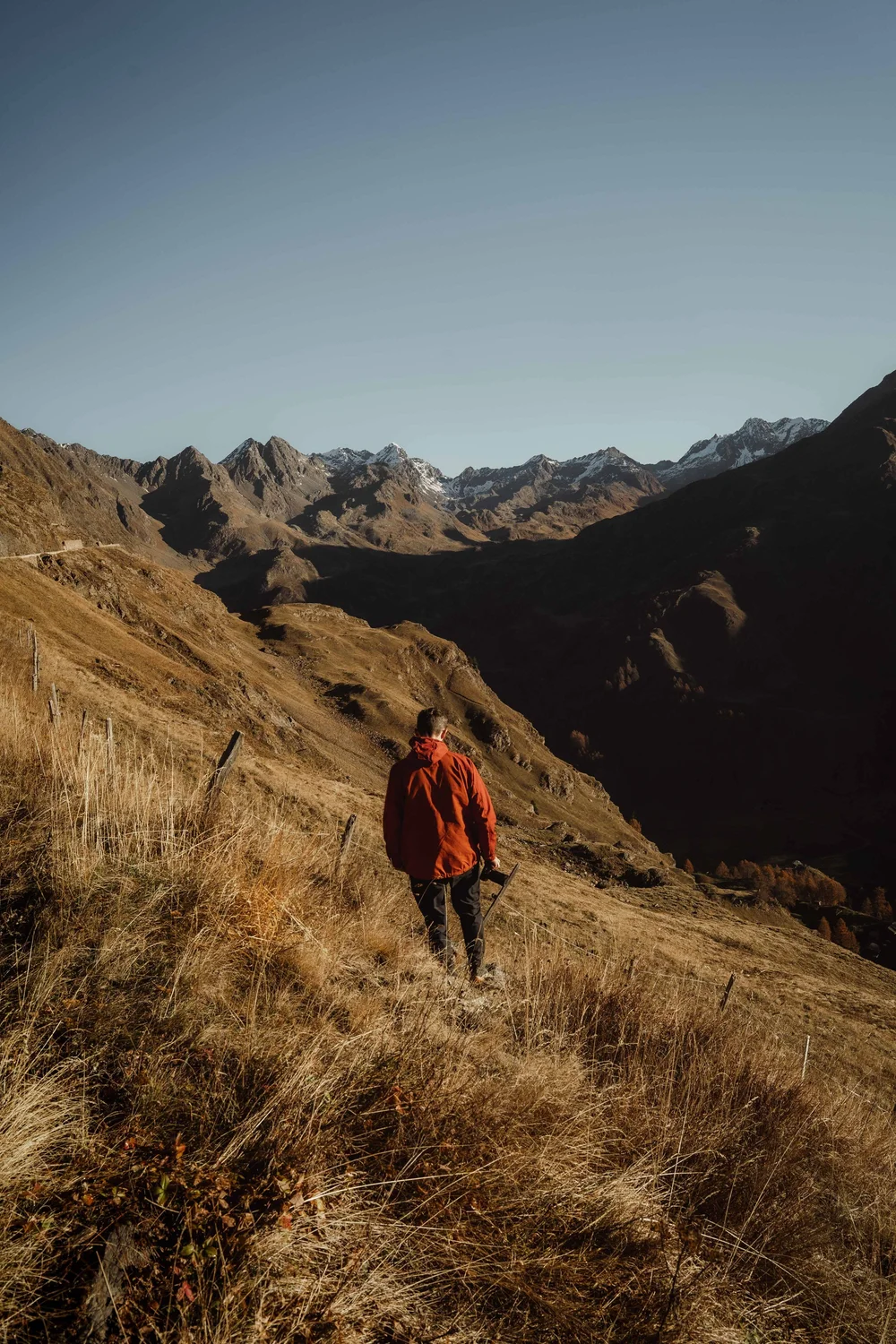 Wanderer auf dem Bergpfad am Timmelsjoch, Südtirol