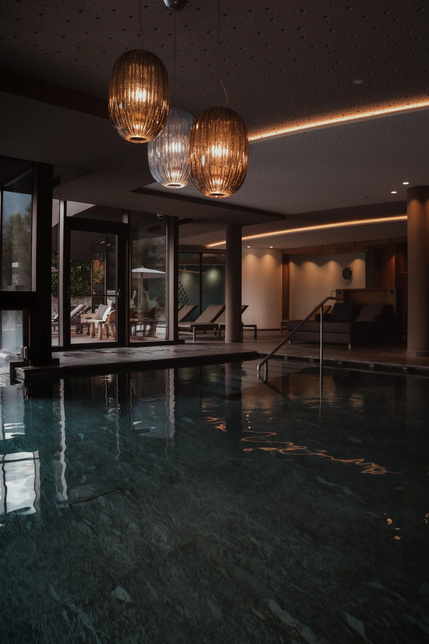 Pool des Hotel Bad Fallenbach im Abendlicht, Südtirol
