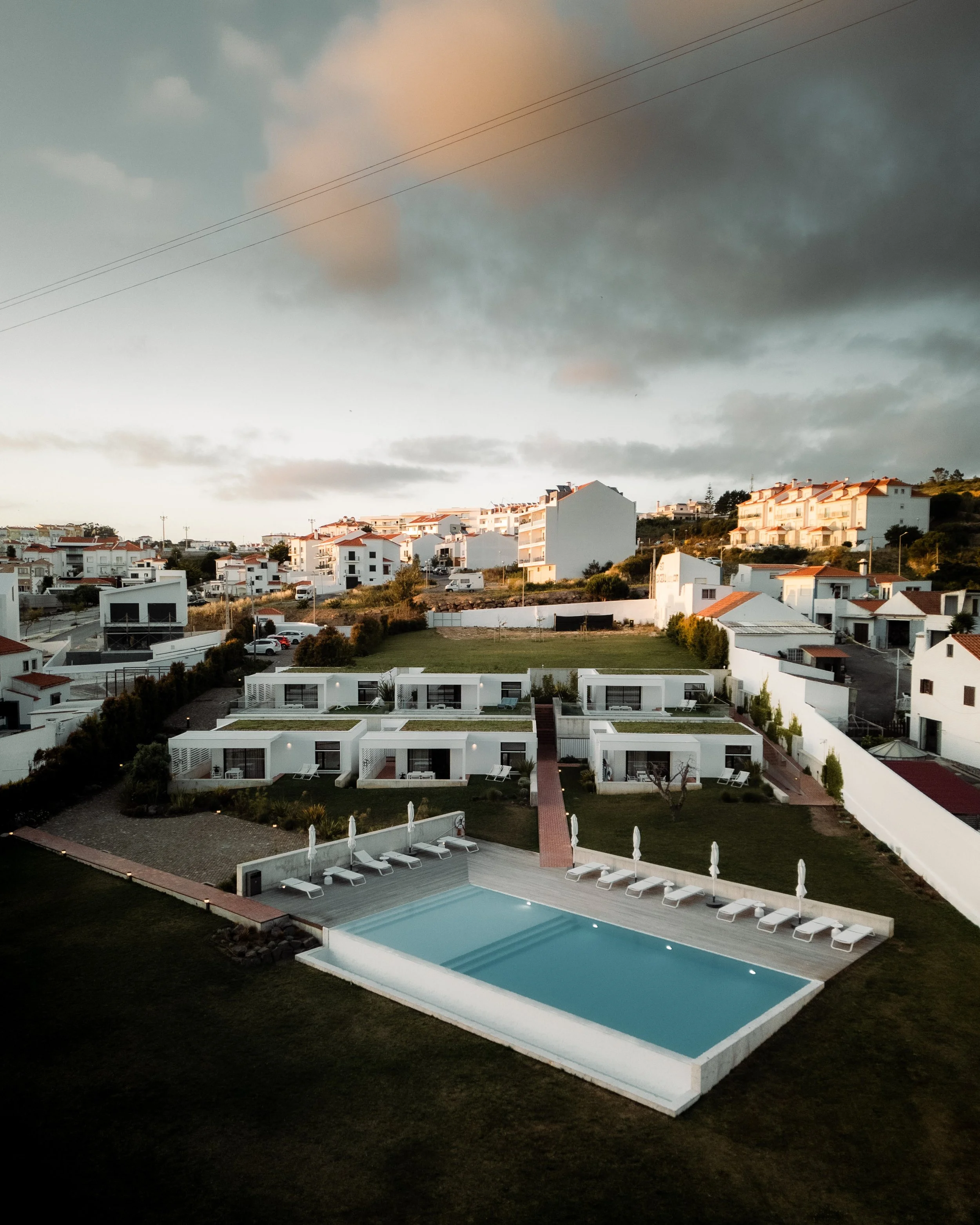 portugal-ericeira-prime-pool-mit-ortsblick.jpg