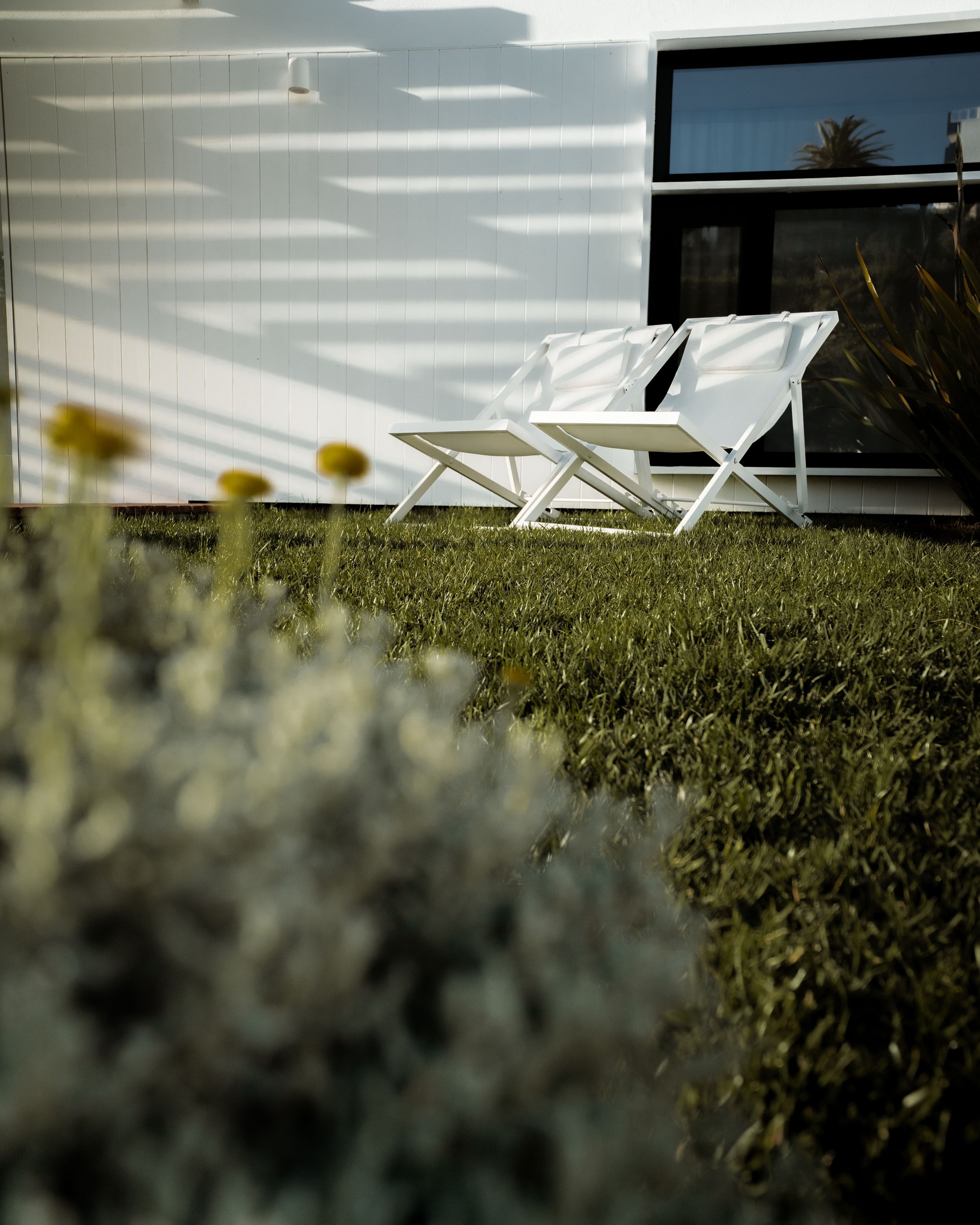 portugal-ericeira-prime-sonnenliegen-an-der-villa.jpg
