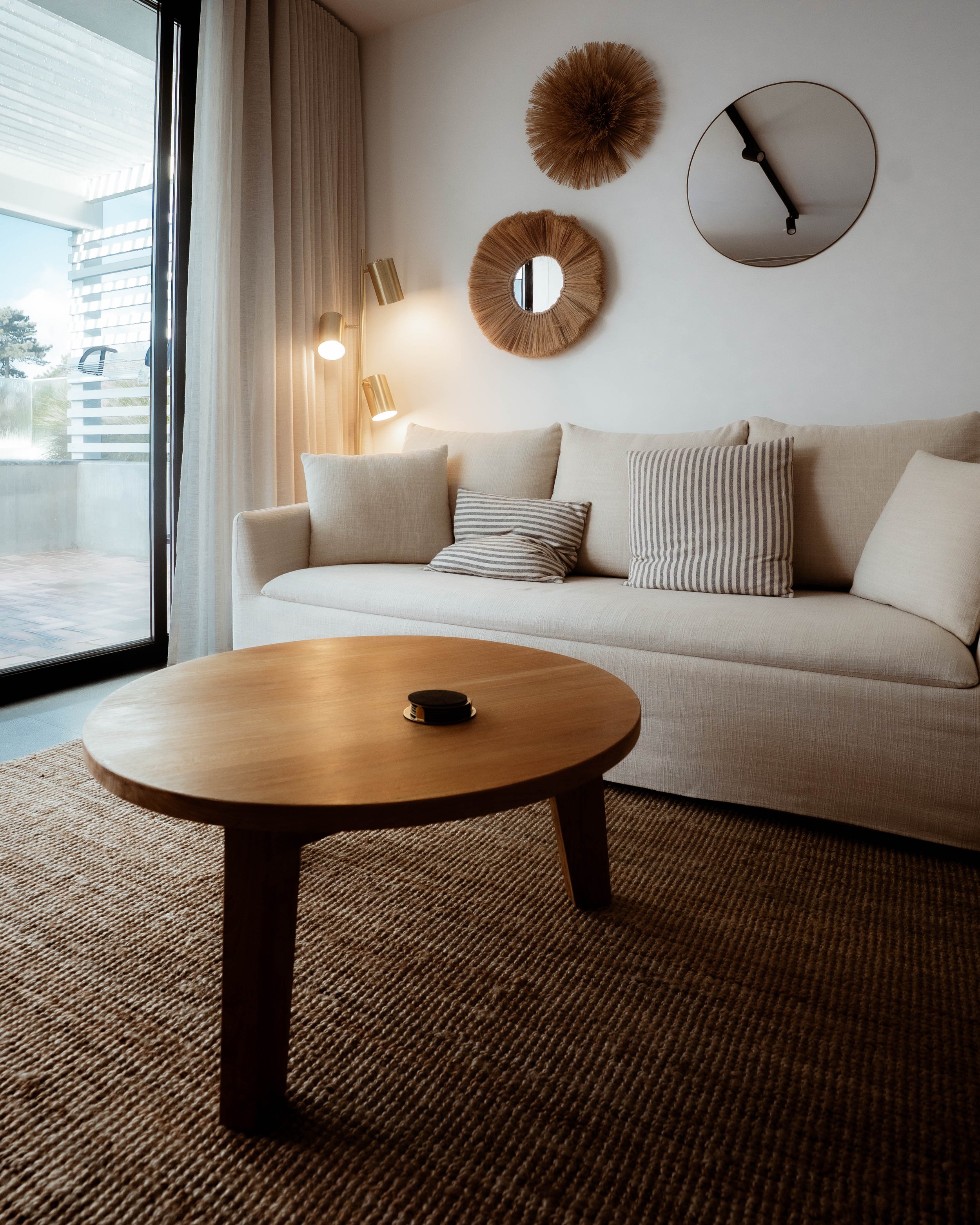 portugal-ericeira-prime-wohnzimmer-runder-couchtisch.jpg