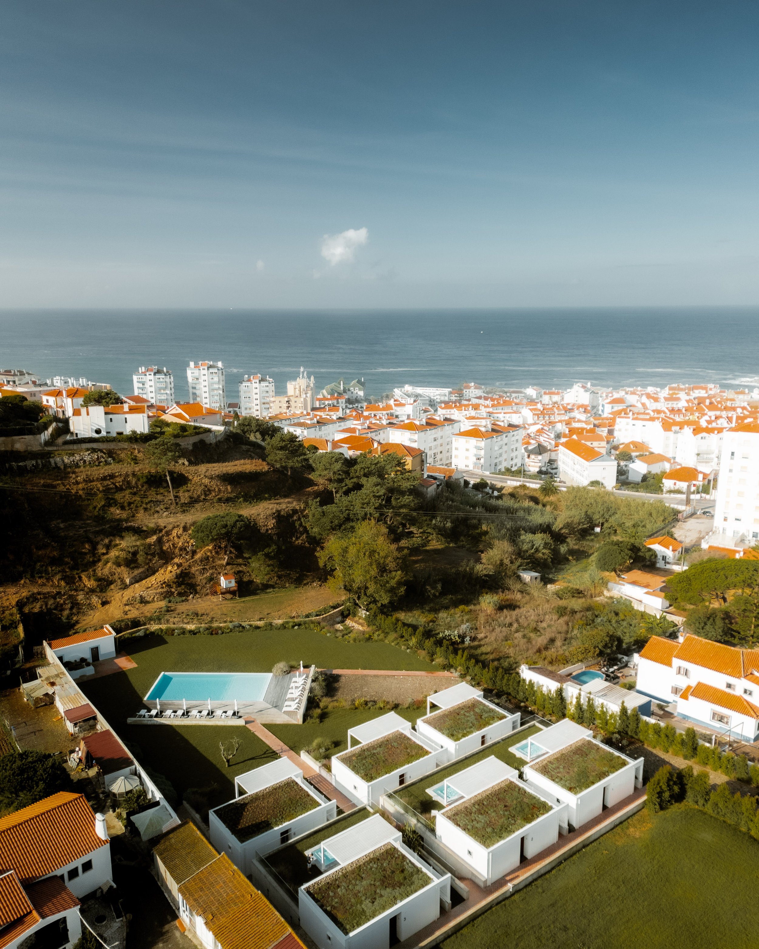 portugal-ericeira-prime-villenanlage-und-ort-luftaufnahme.jpg