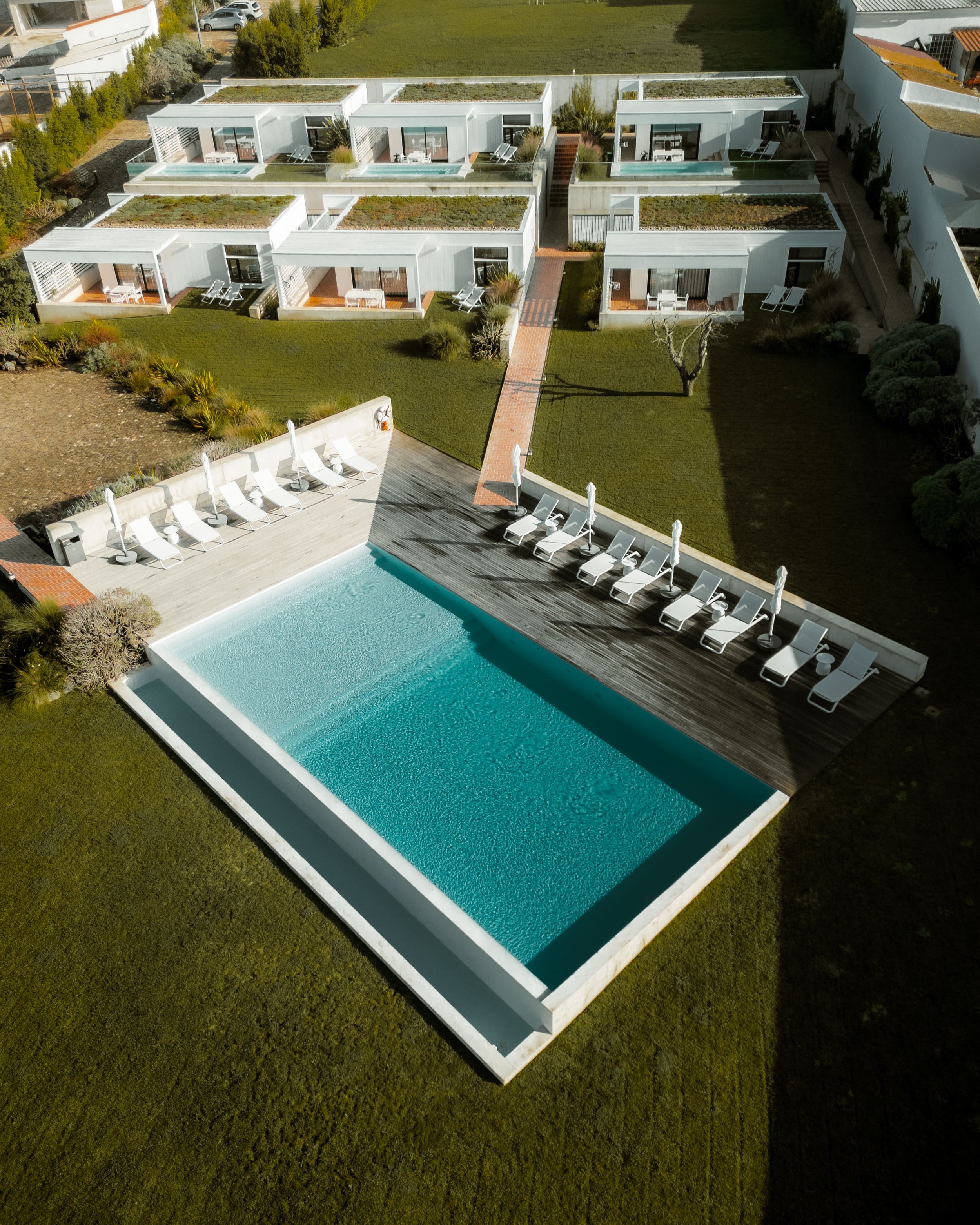 portugal-ericeira-prime-pool-mit-sonnenliegen-luftaufnahme.jpg