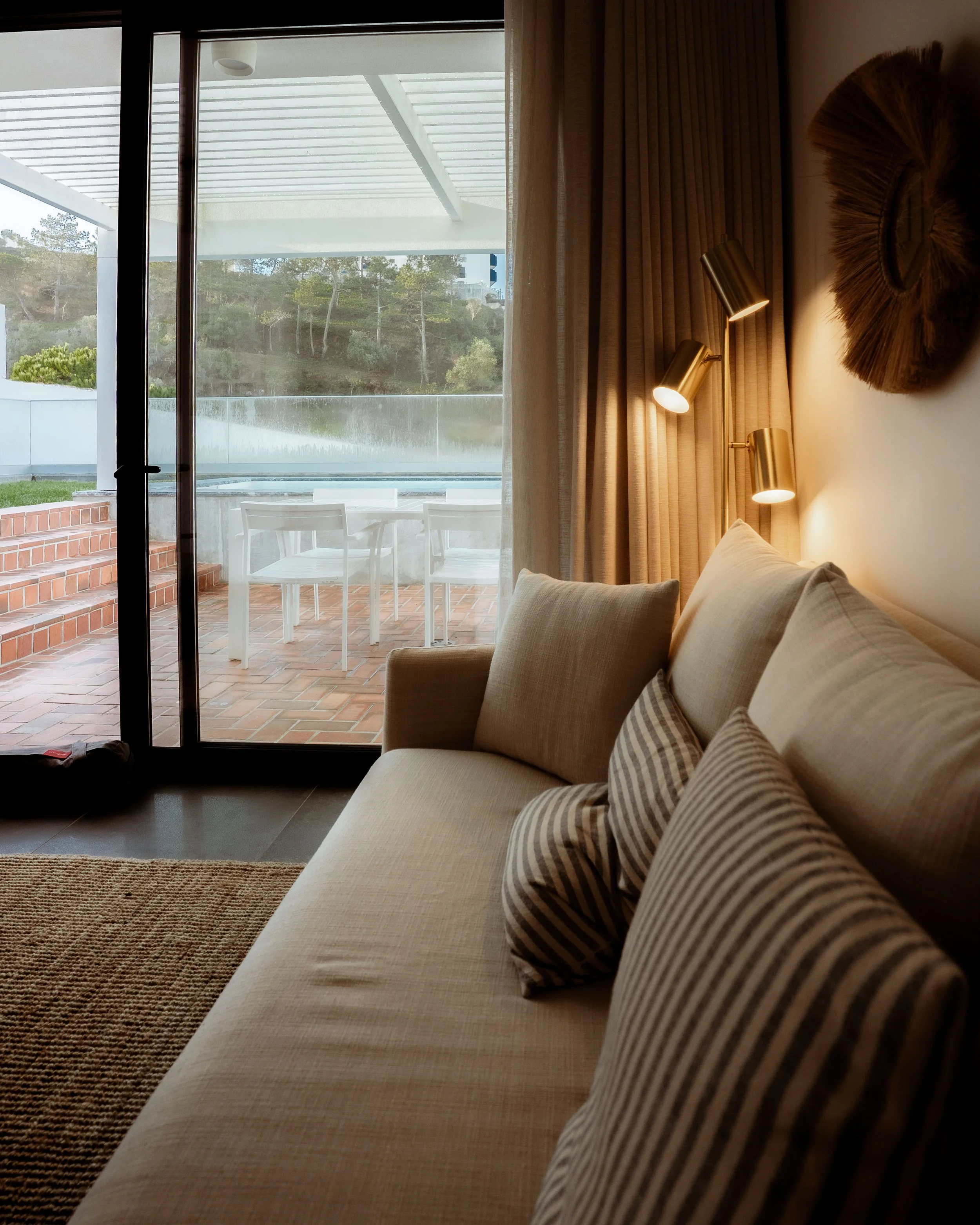 portugal-ericeira-prime-wohnzimmer-mit-poolblick.jpg