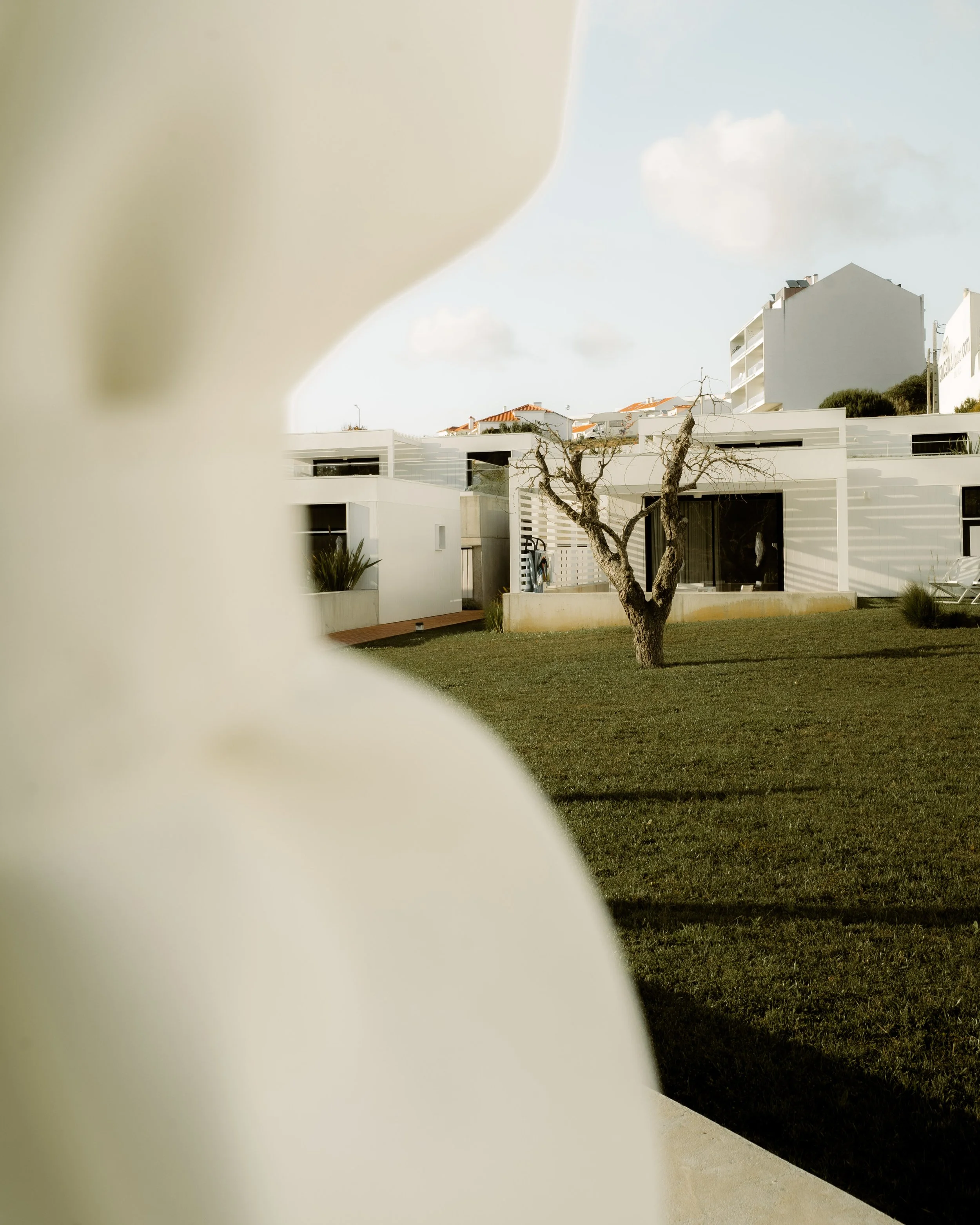 portugal-ericeira-prime-garten-mit-skulptur.jpg