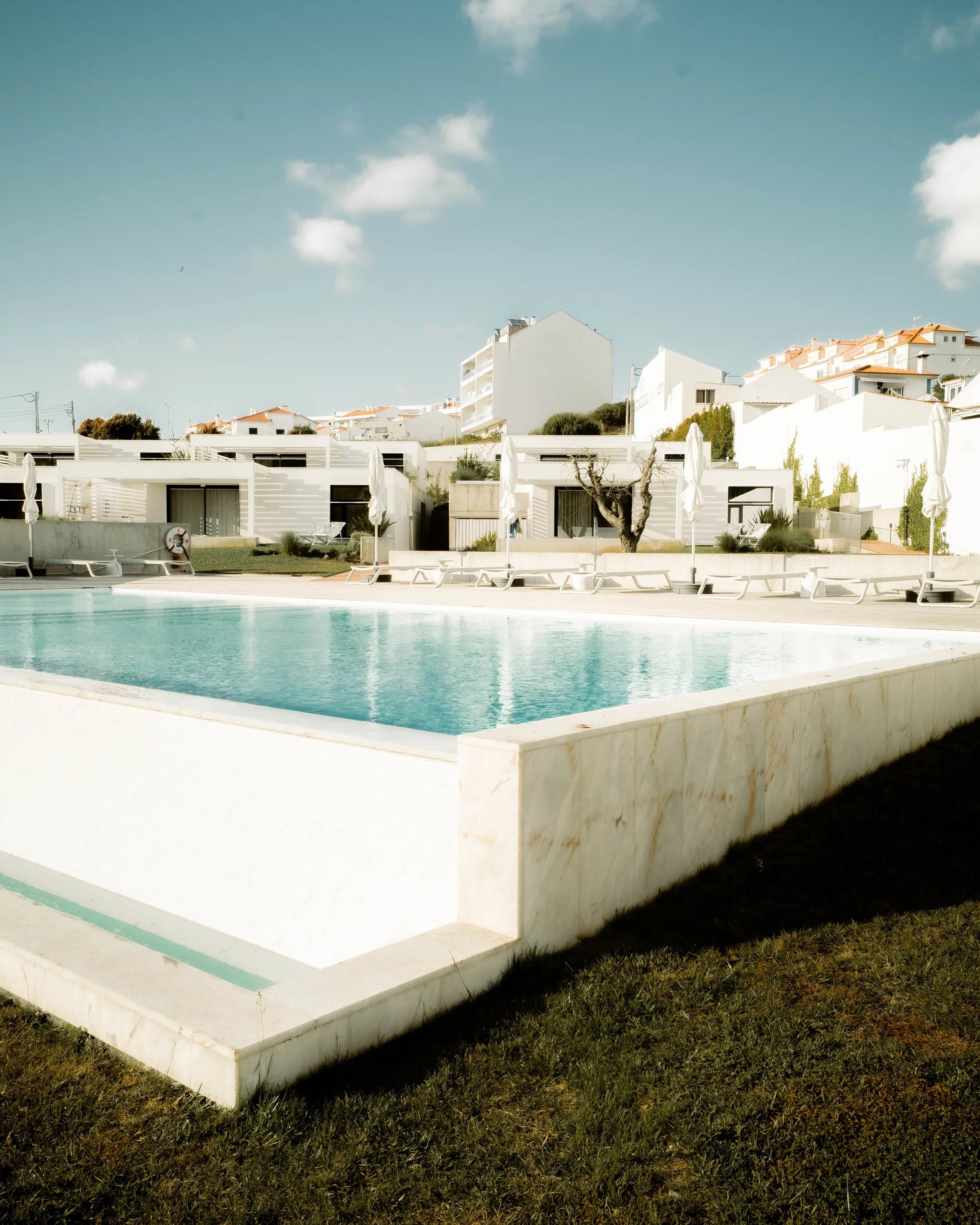 portugal-ericeira-prime-poolanlage-im-garten.jpg