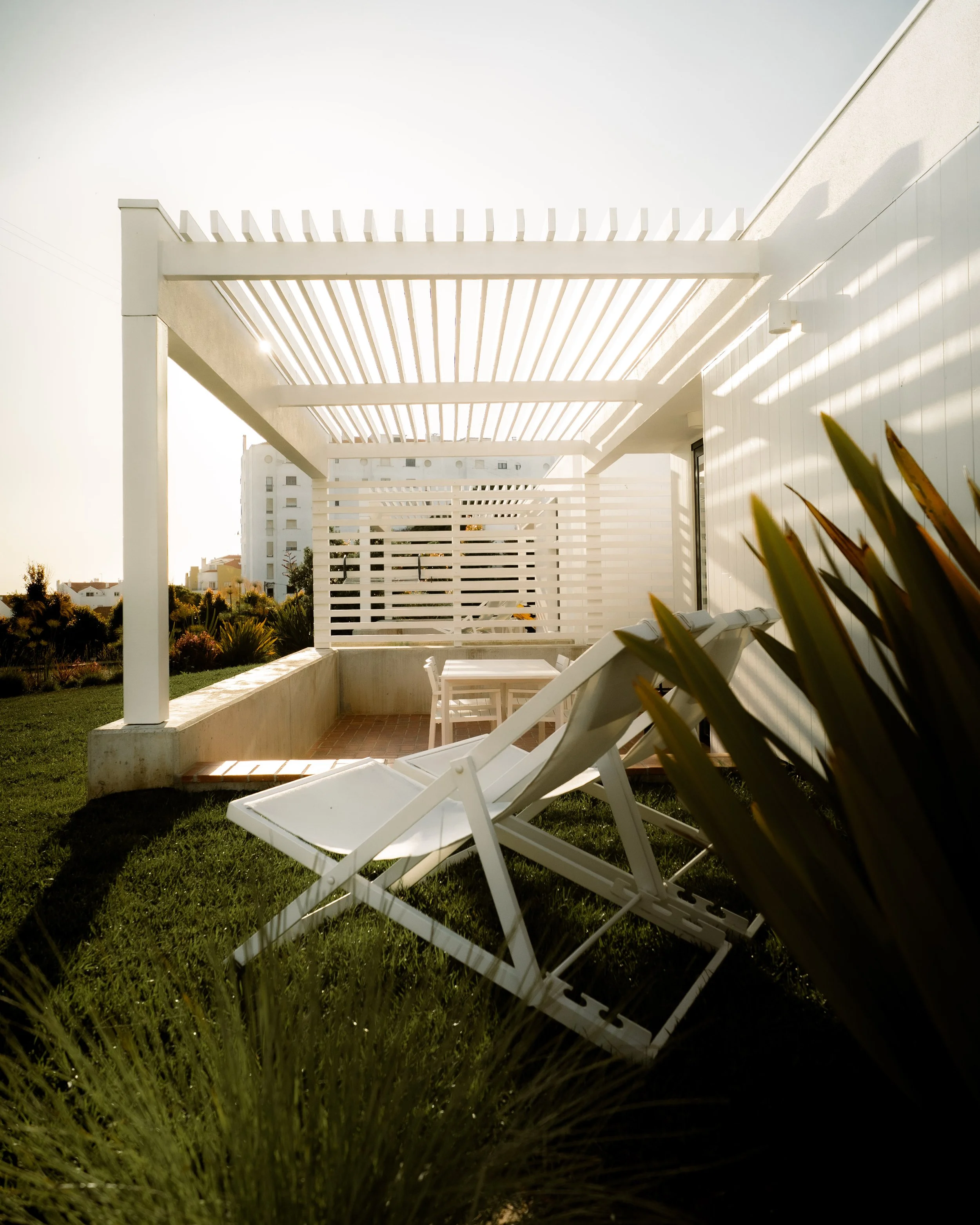 portugal-ericeira-prime-liegestuehle-unter-pergola.jpg