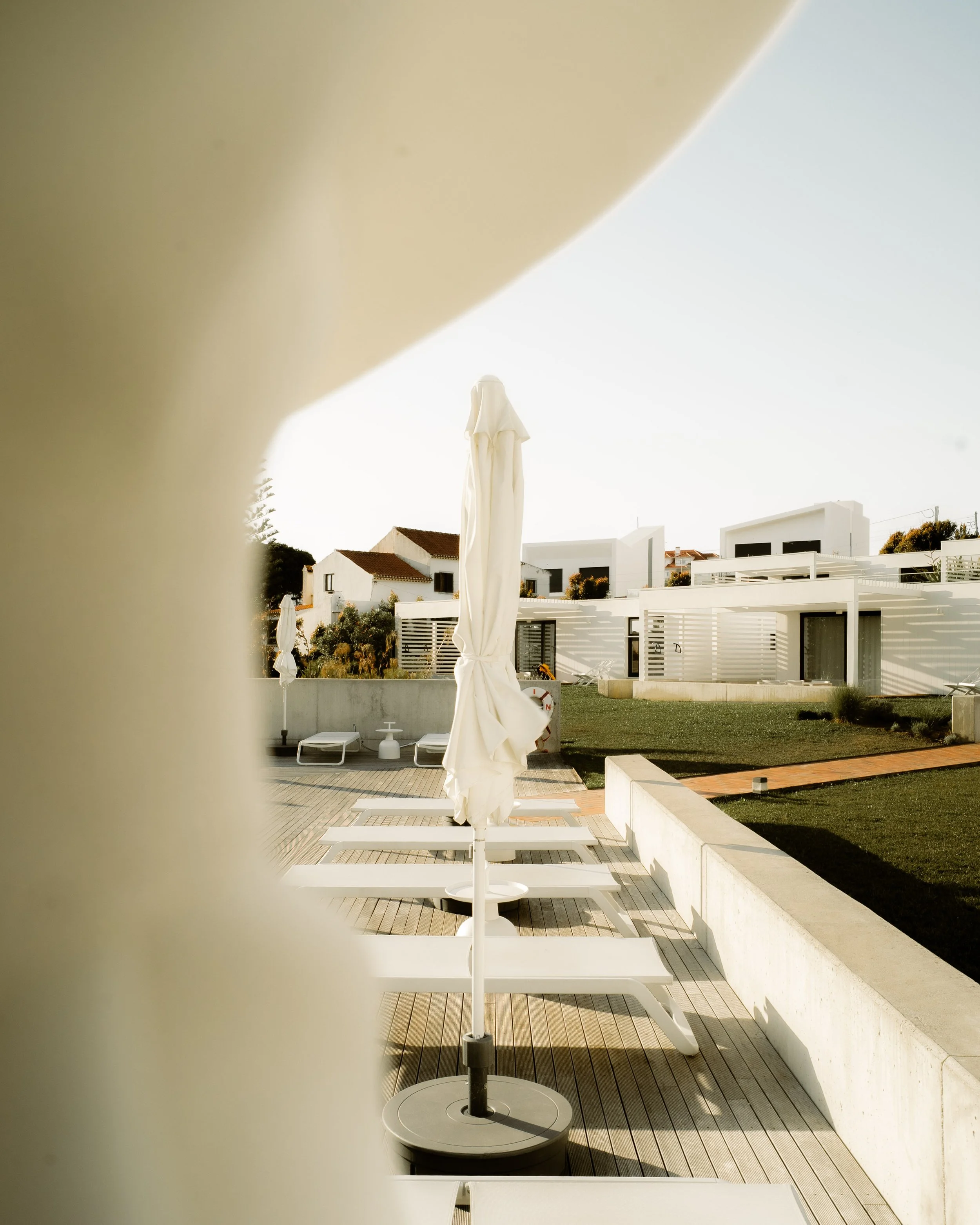 portugal-ericeira-prime-pool-mit-sonnenschirm.jpg