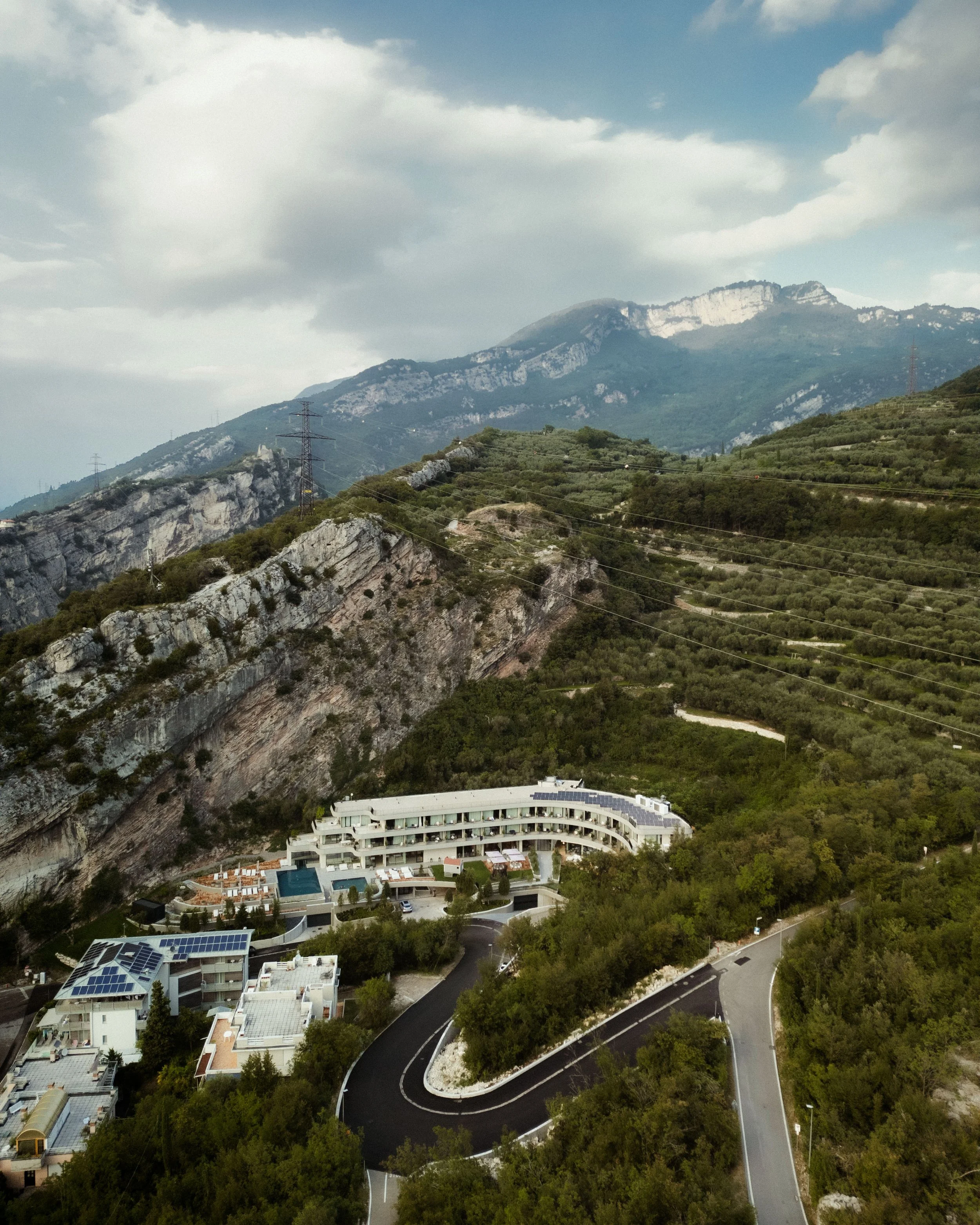 italien-gardea-soulfamily-resort-hotel-in-berglandschaft-luftaufnahme.jpg