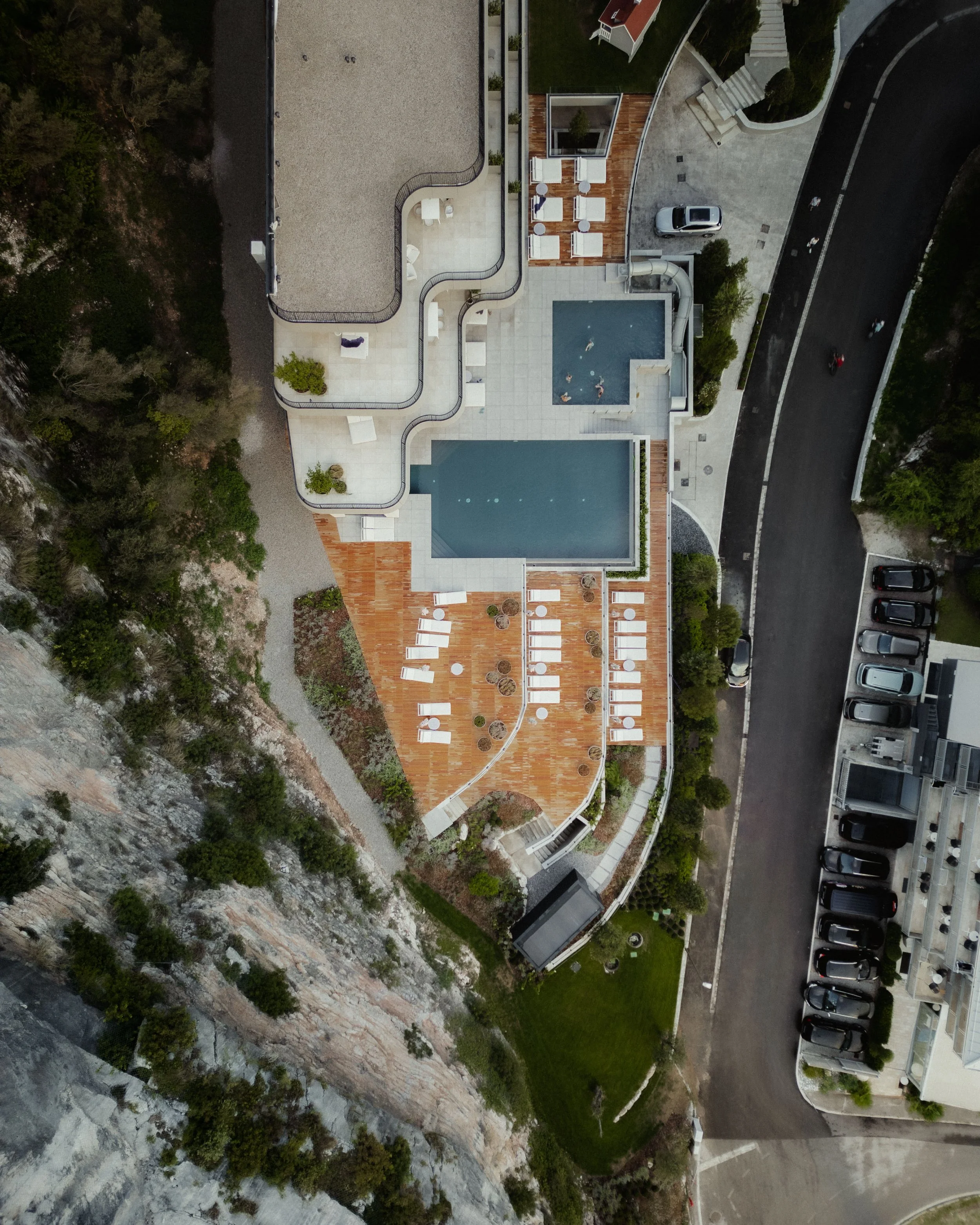 italien-gardea-soulfamily-resort-poolterrasse-von-oben.jpg