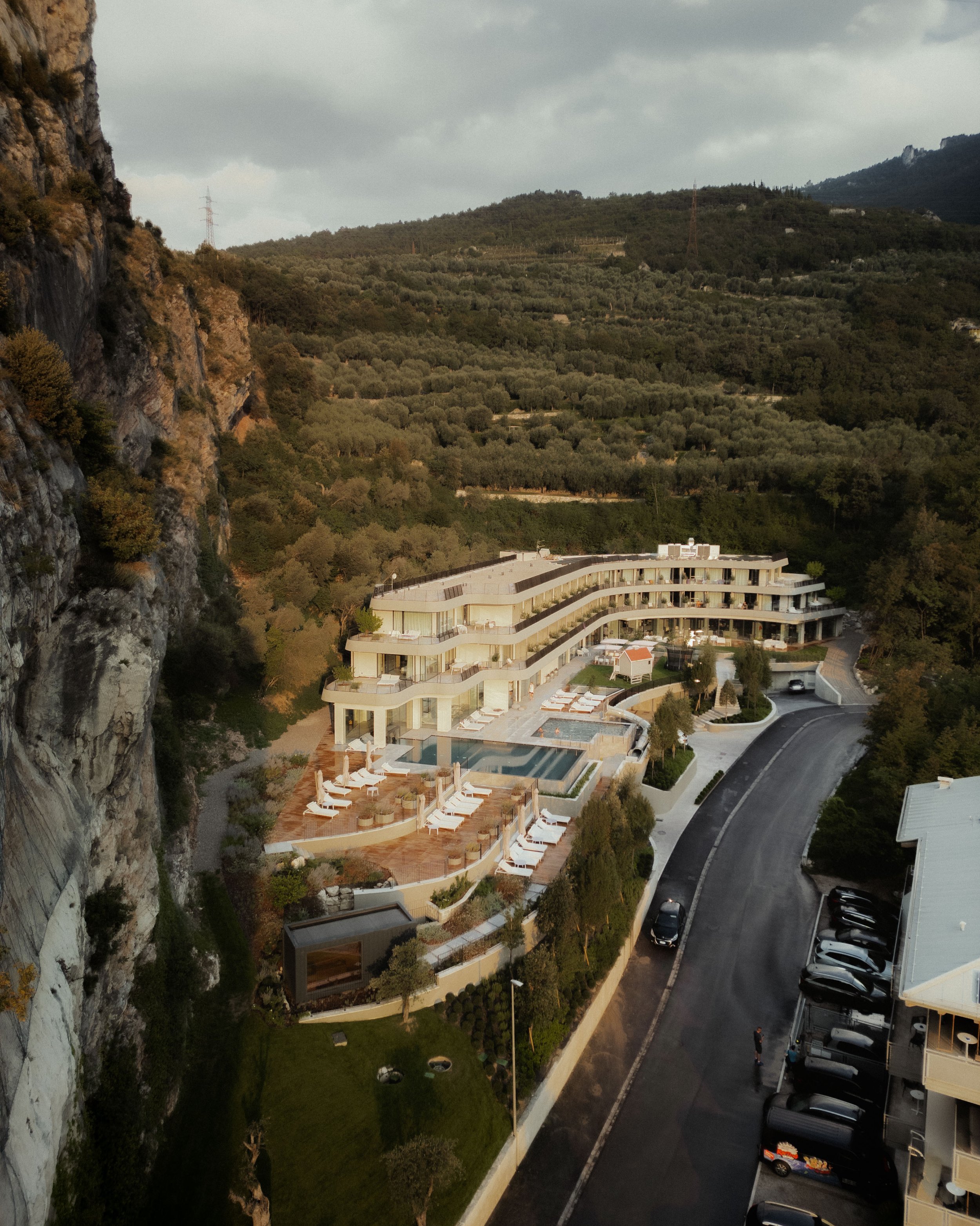 italien-gardea-soulfamily-resort-hotel-am-hang-luftaufnahme.jpg