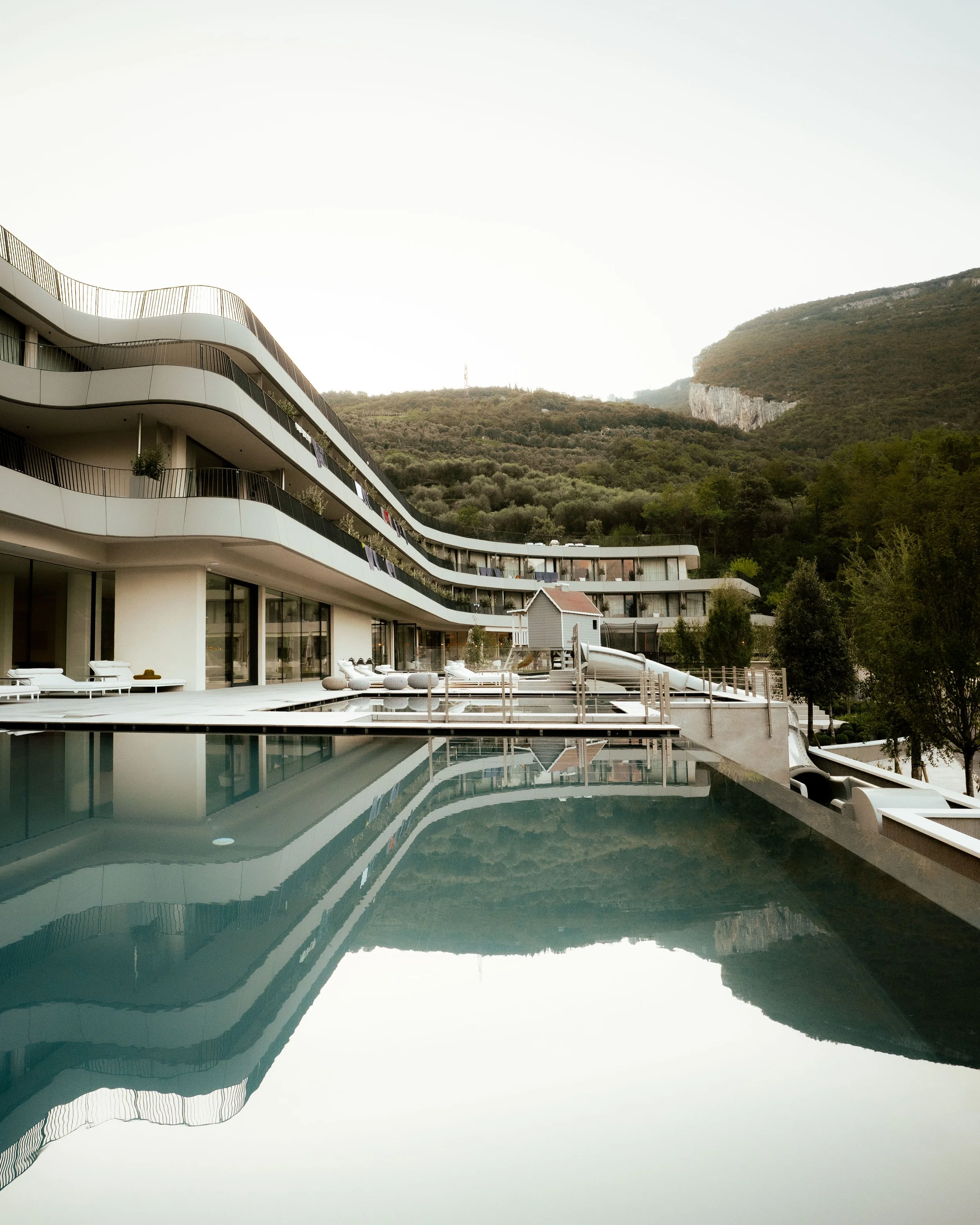 italien-gardea-soulfamily-resort-resort-und-pool.jpg