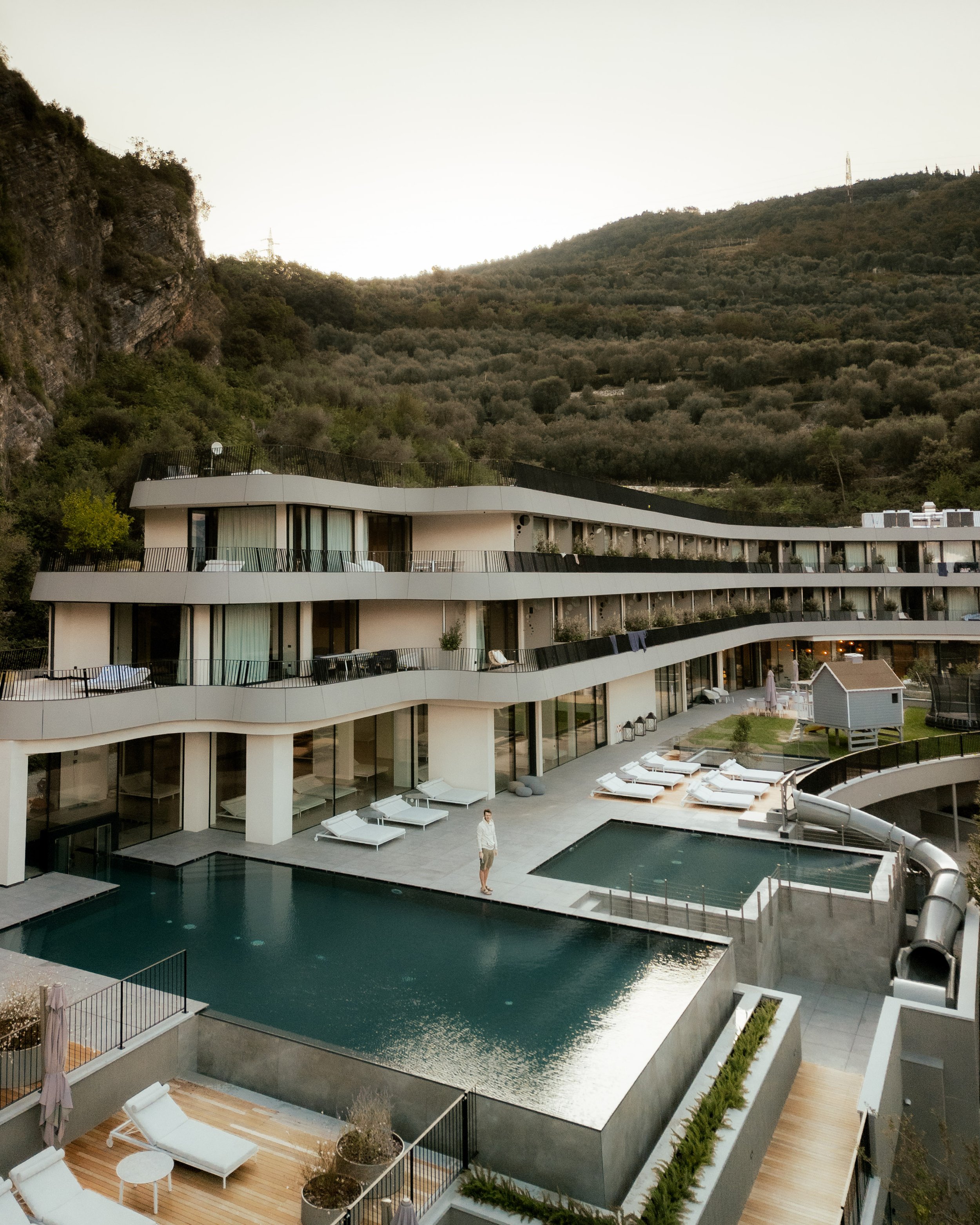 italien-gardea-soulfamily-resort-poolanlage-und-hotel-luftaufnahme.jpg