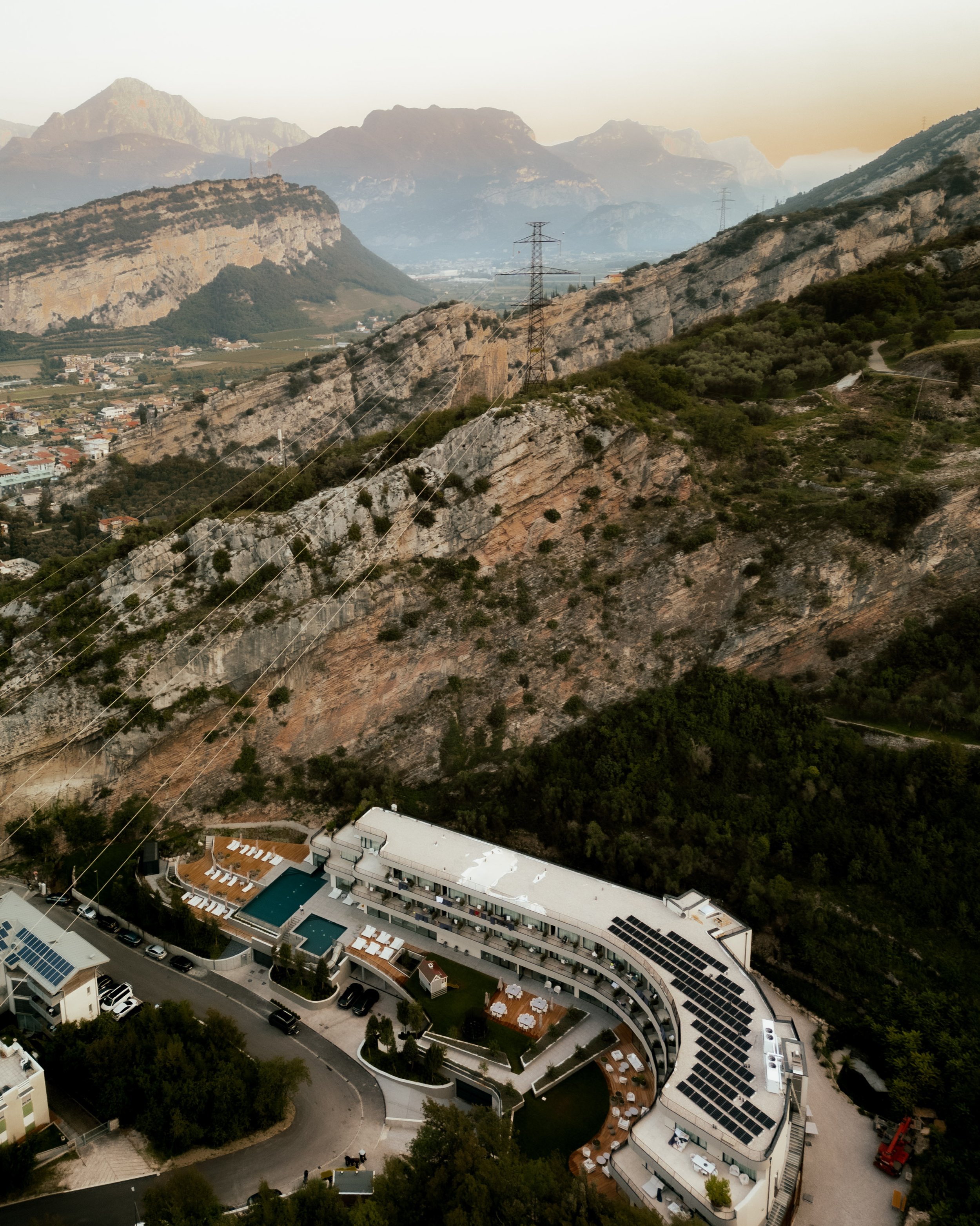 italien-gardea-soulfamily-resort-hotel-und-berge-luftaufnahme.jpg