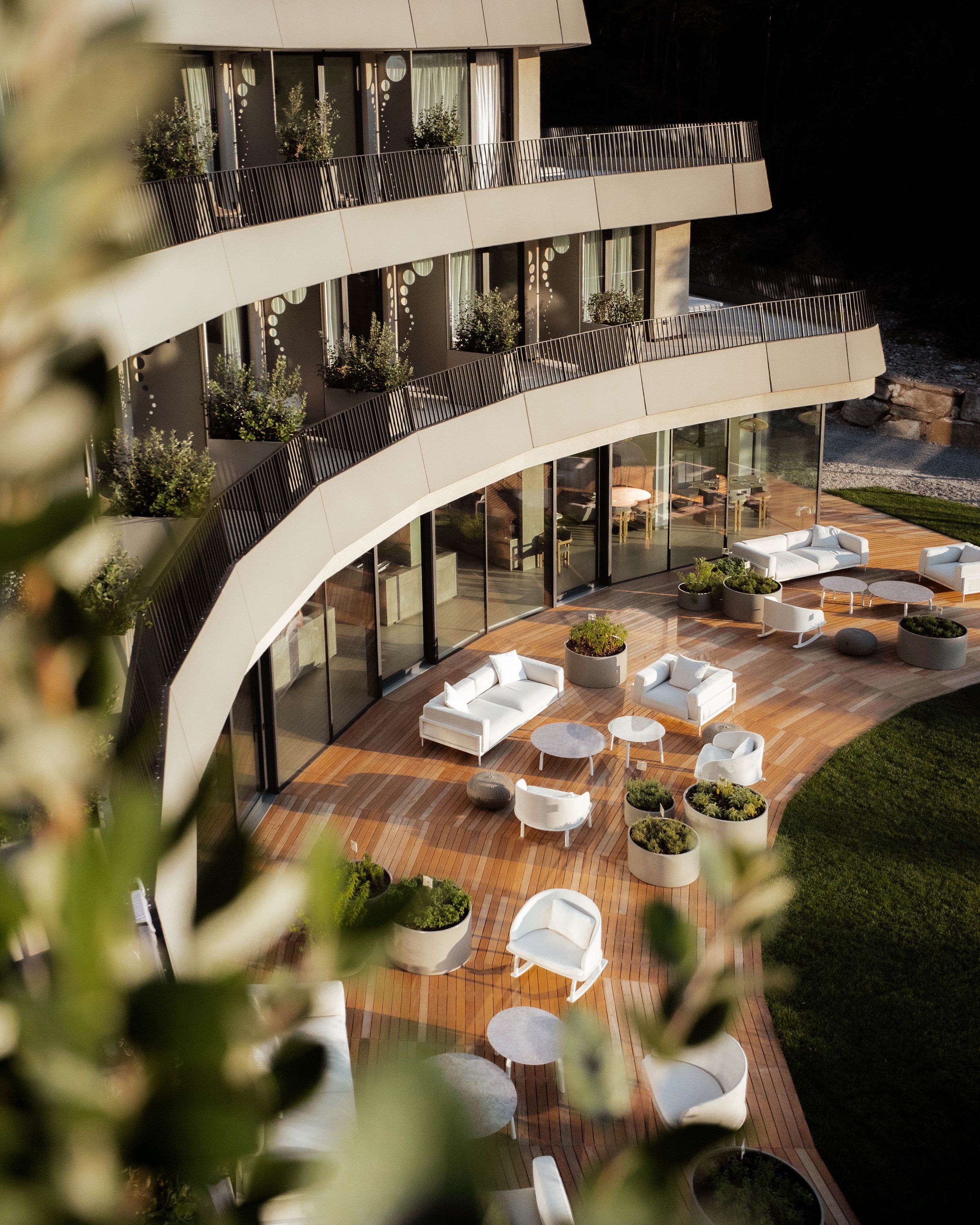 italien-gardea-soulfamily-resort-hotelterrassen-und-pool.jpg