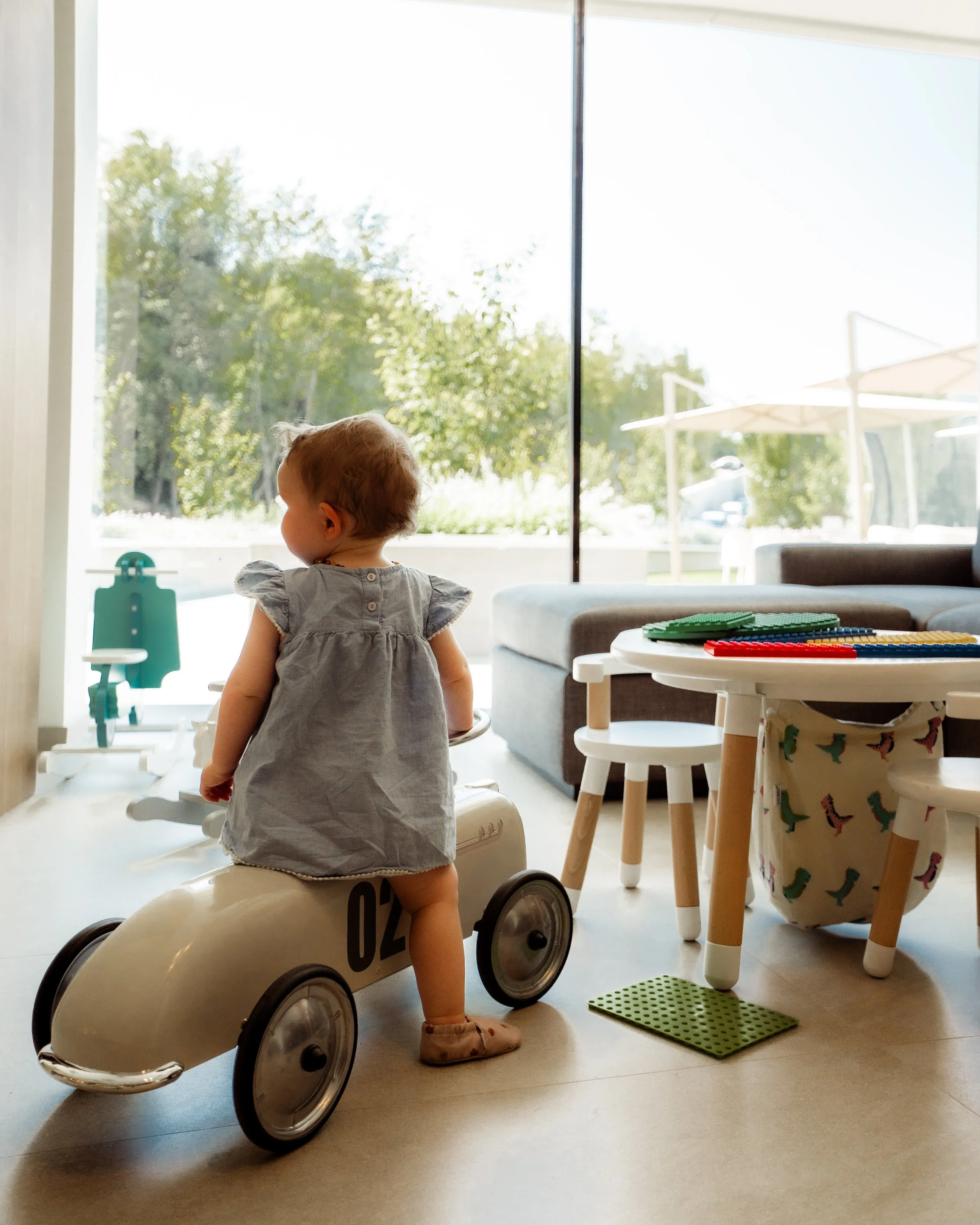 italien-gardea-soulfamily-resort-kind-mit-spielauto-im-zimmer.jpg