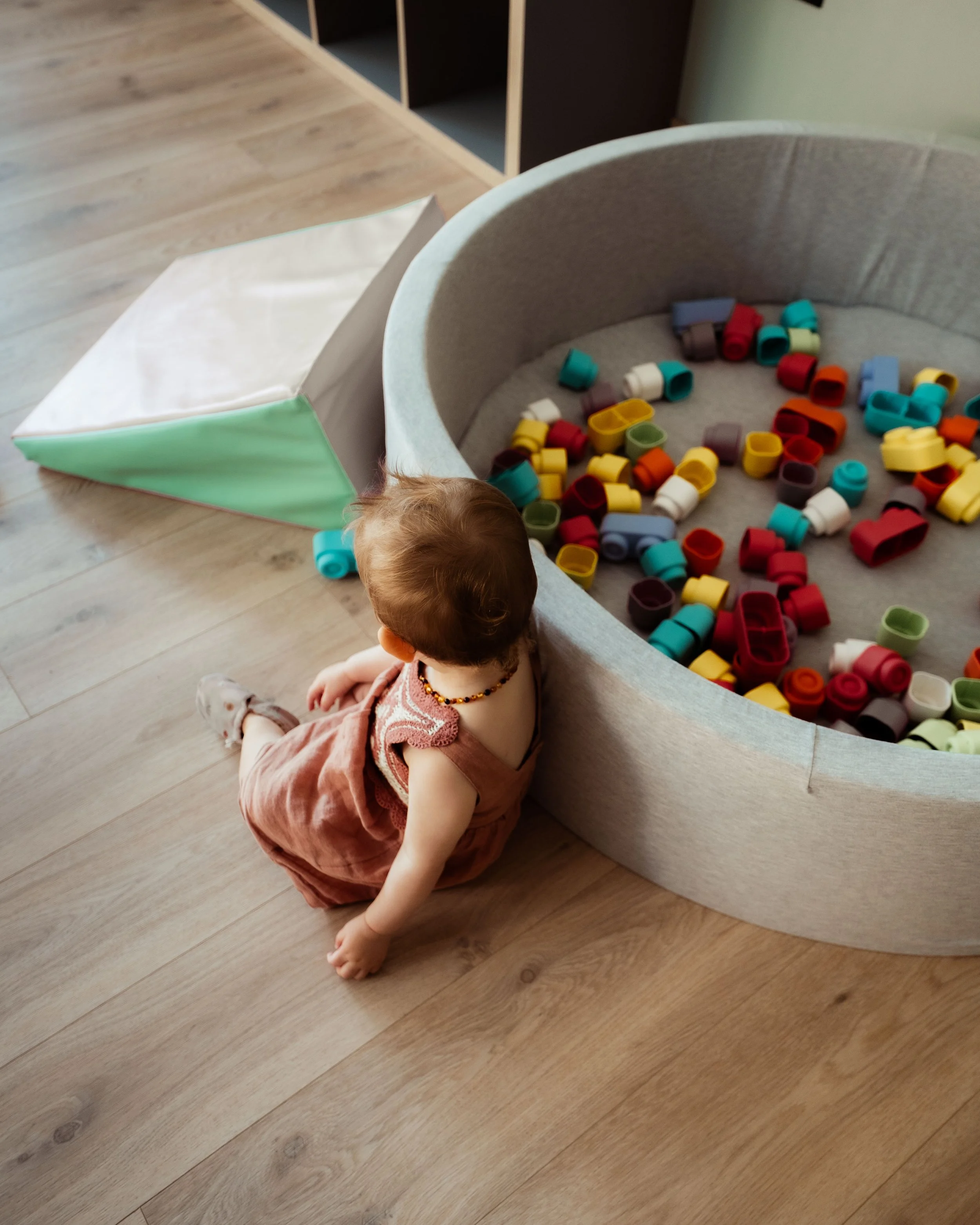 italien-gardea-soulfamily-resort-baby-vor-dem-baellebad.jpg