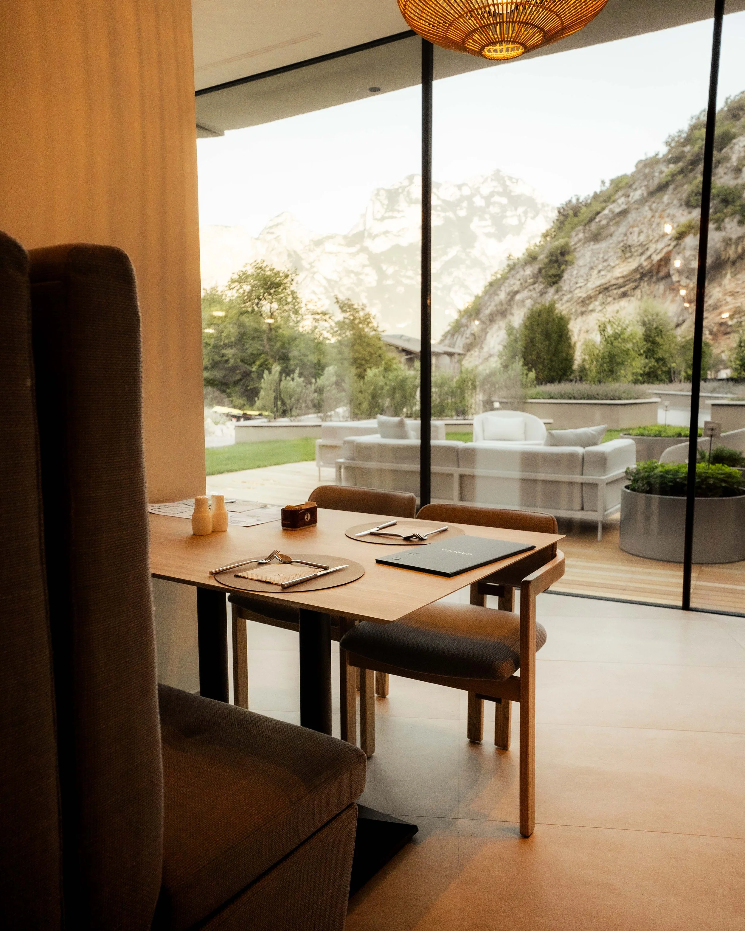 italien-gardea-soulfamily-resort-sitzecke-mit-panorama-fenster.jpg