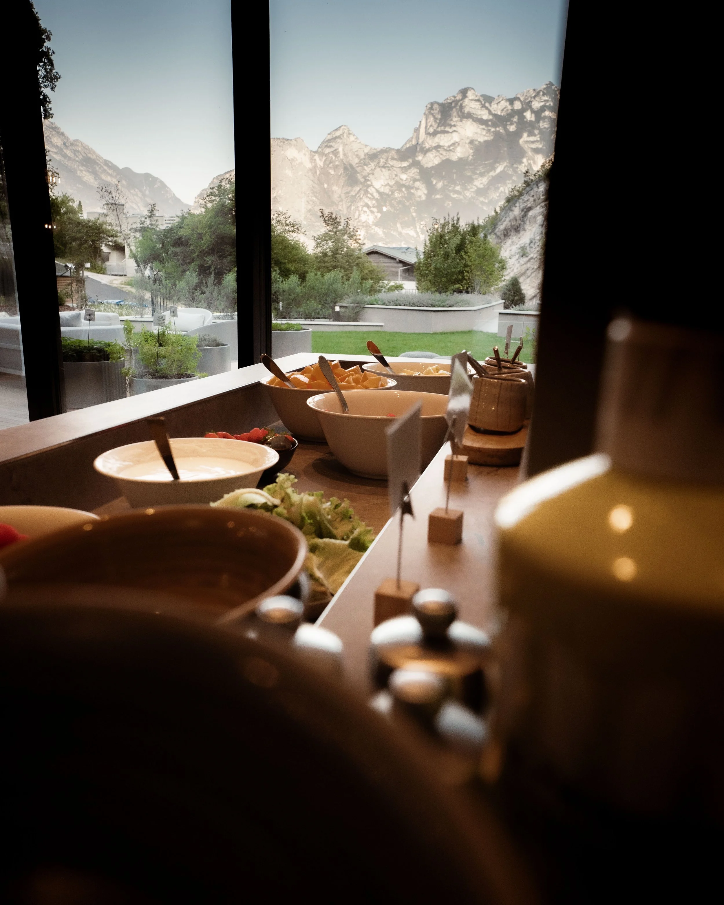 italien-gardea-soulfamily-resort-gedeckter-tisch-mit-bergblick.jpg
