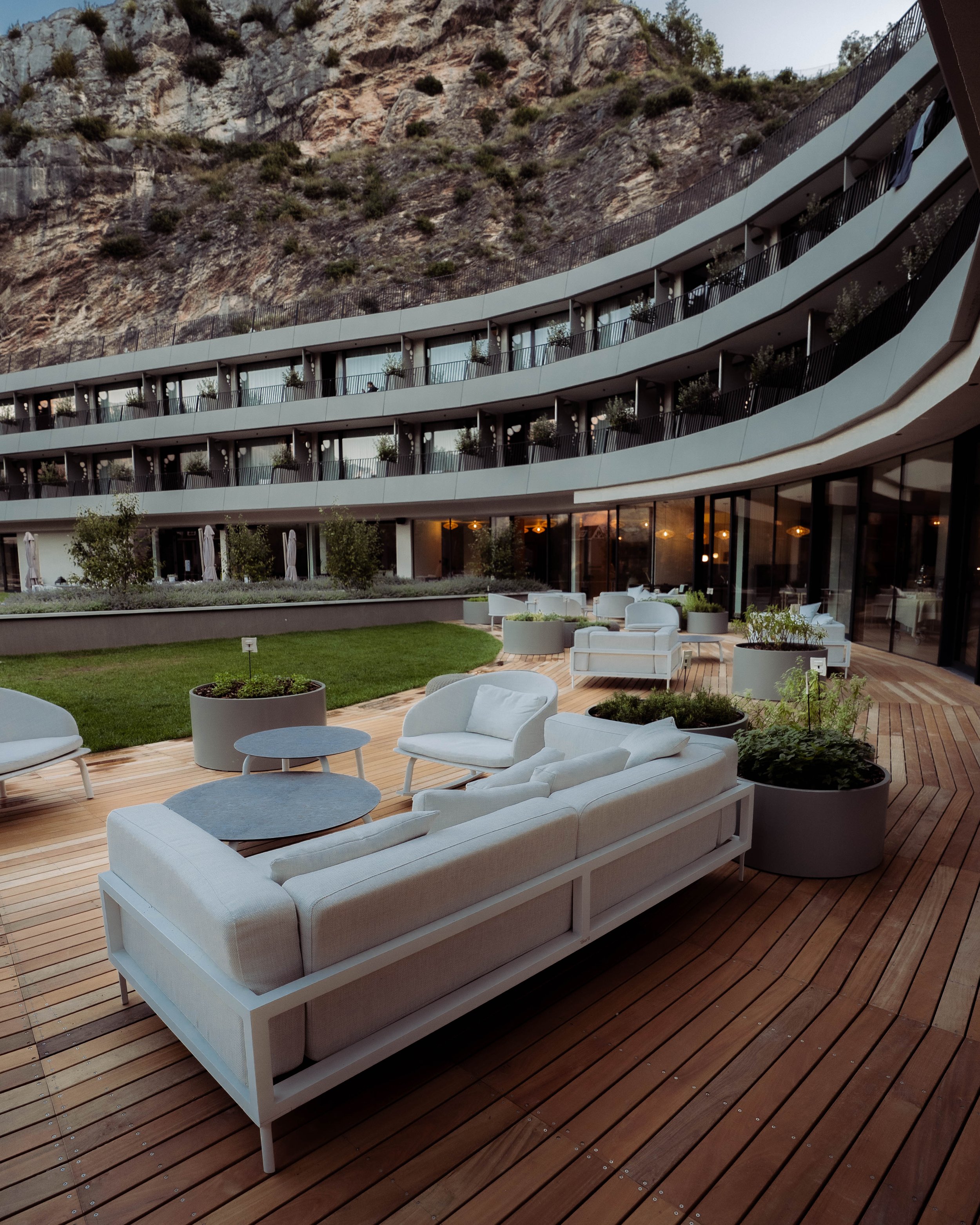 italien-gardea-soulfamily-resort-aussenlounge-auf-der-terrasse.jpg