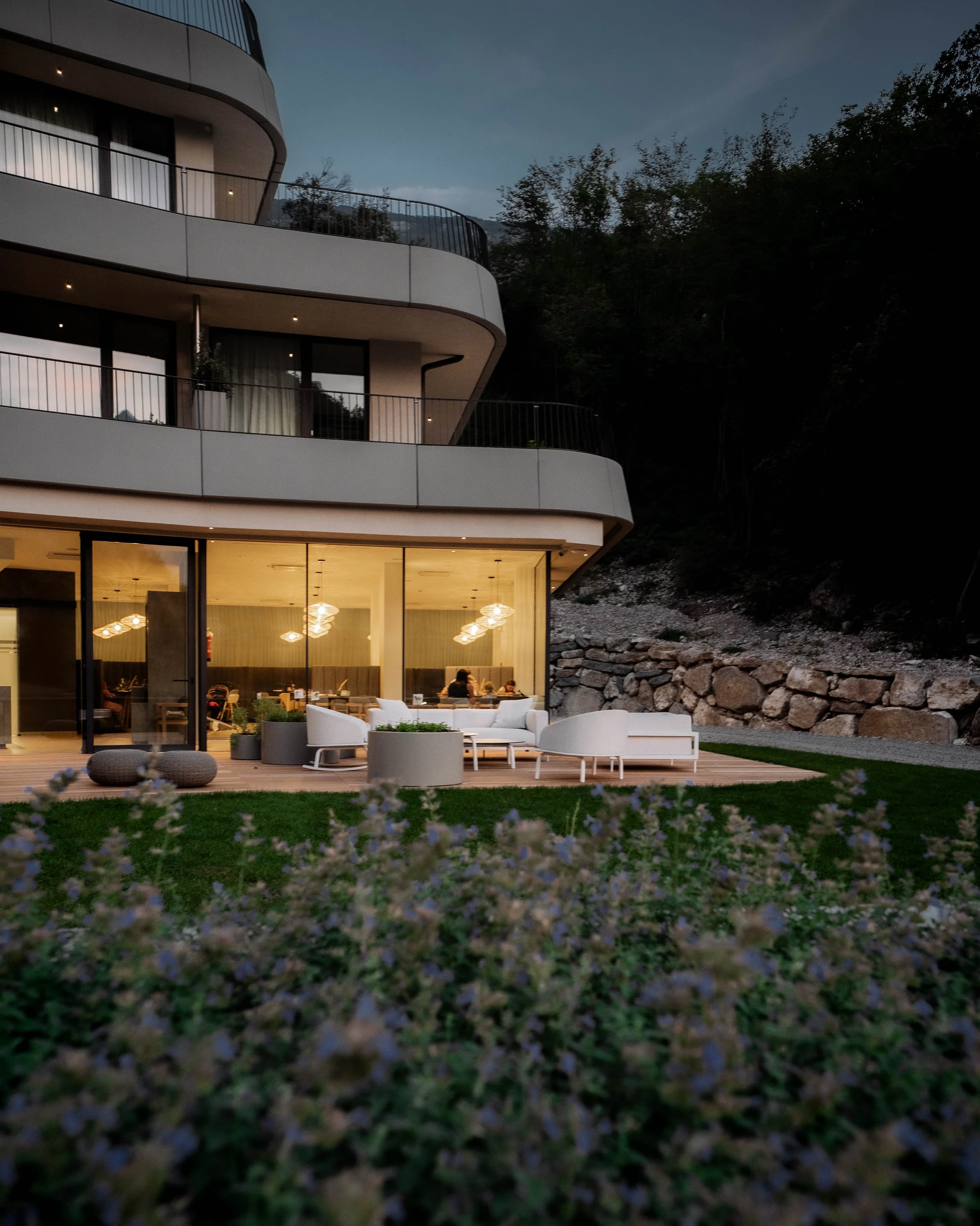 italien-gardea-soulfamily-resort-hotelterrasse-im-abendlicht.jpg