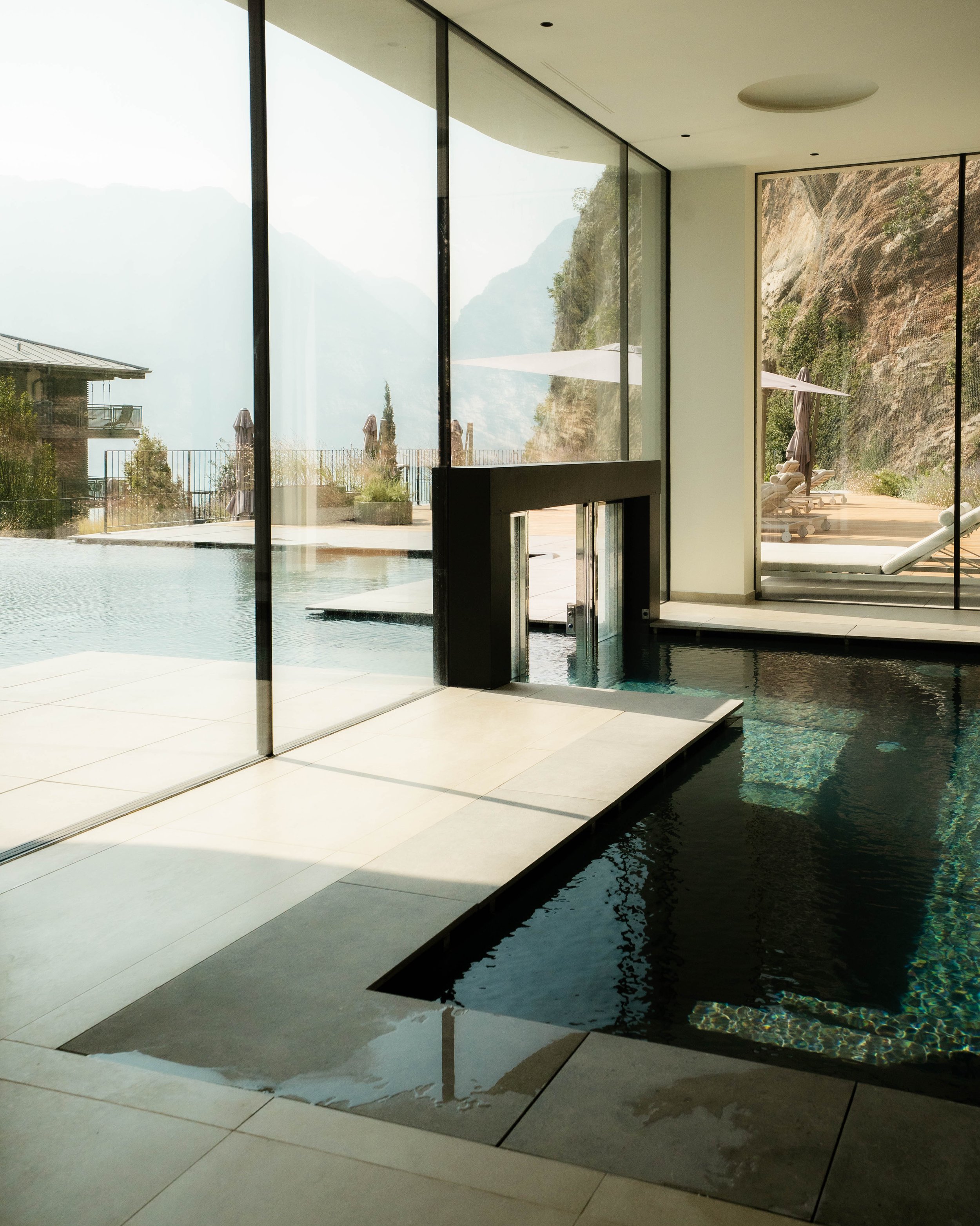 italien-gardea-soulfamily-resort-innenpool-mit-glasfront.jpg