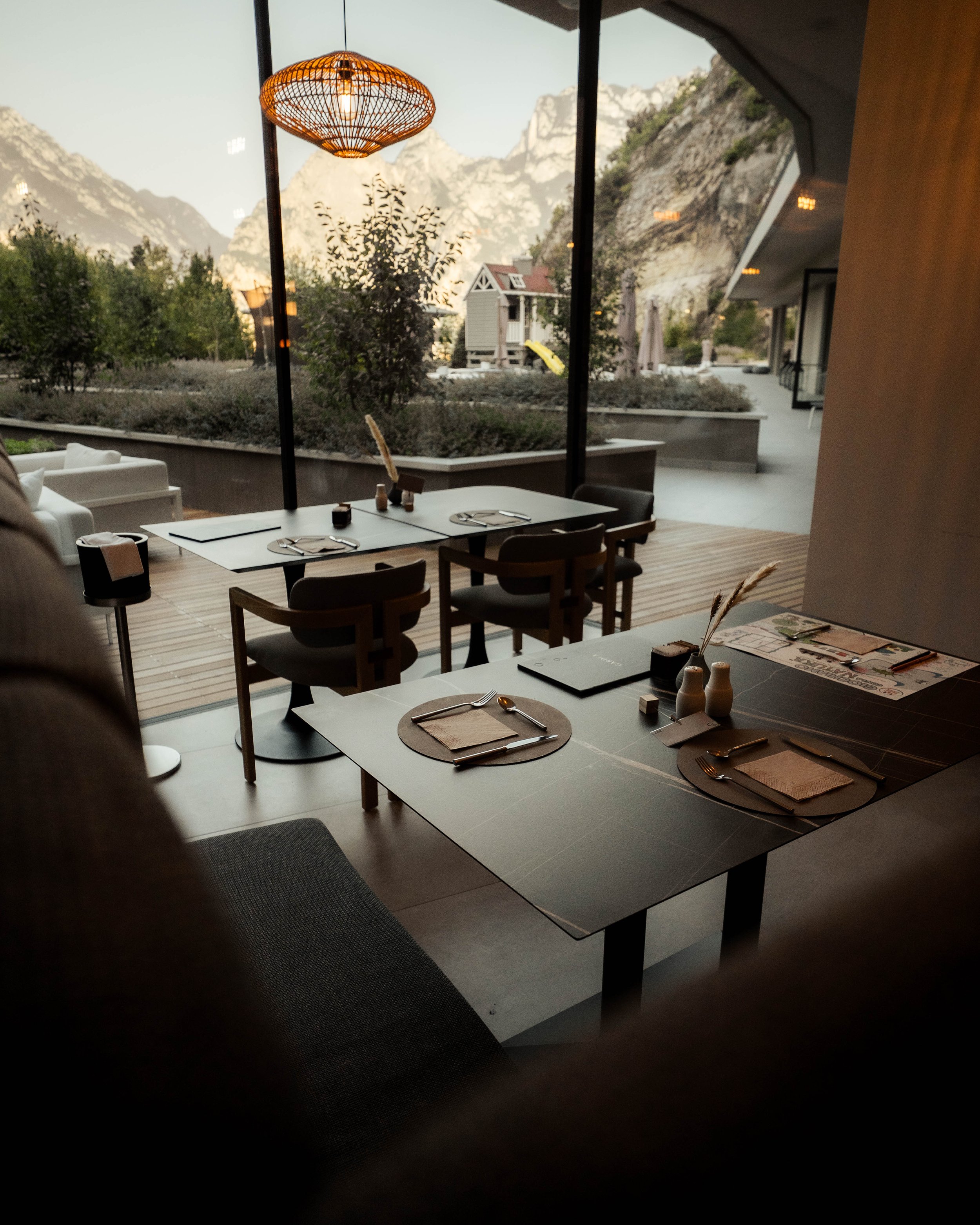 italien-gardea-soulfamily-resort-restaurant-mit-panorama-fenstern.jpg