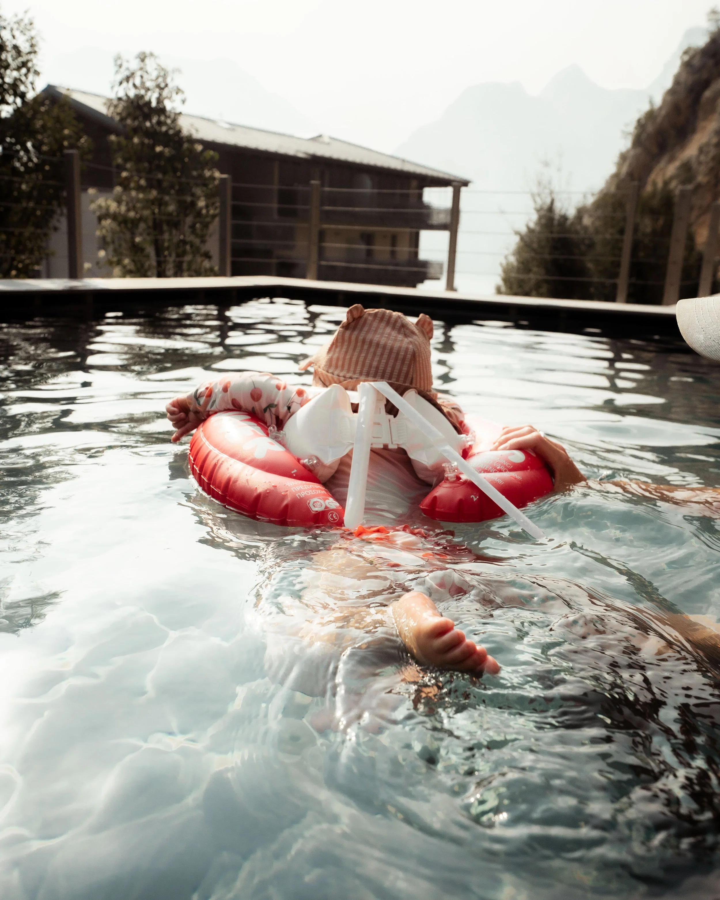 italien-gardea-soulfamily-resort-kind-im-schwimmring-am-pool.jpg