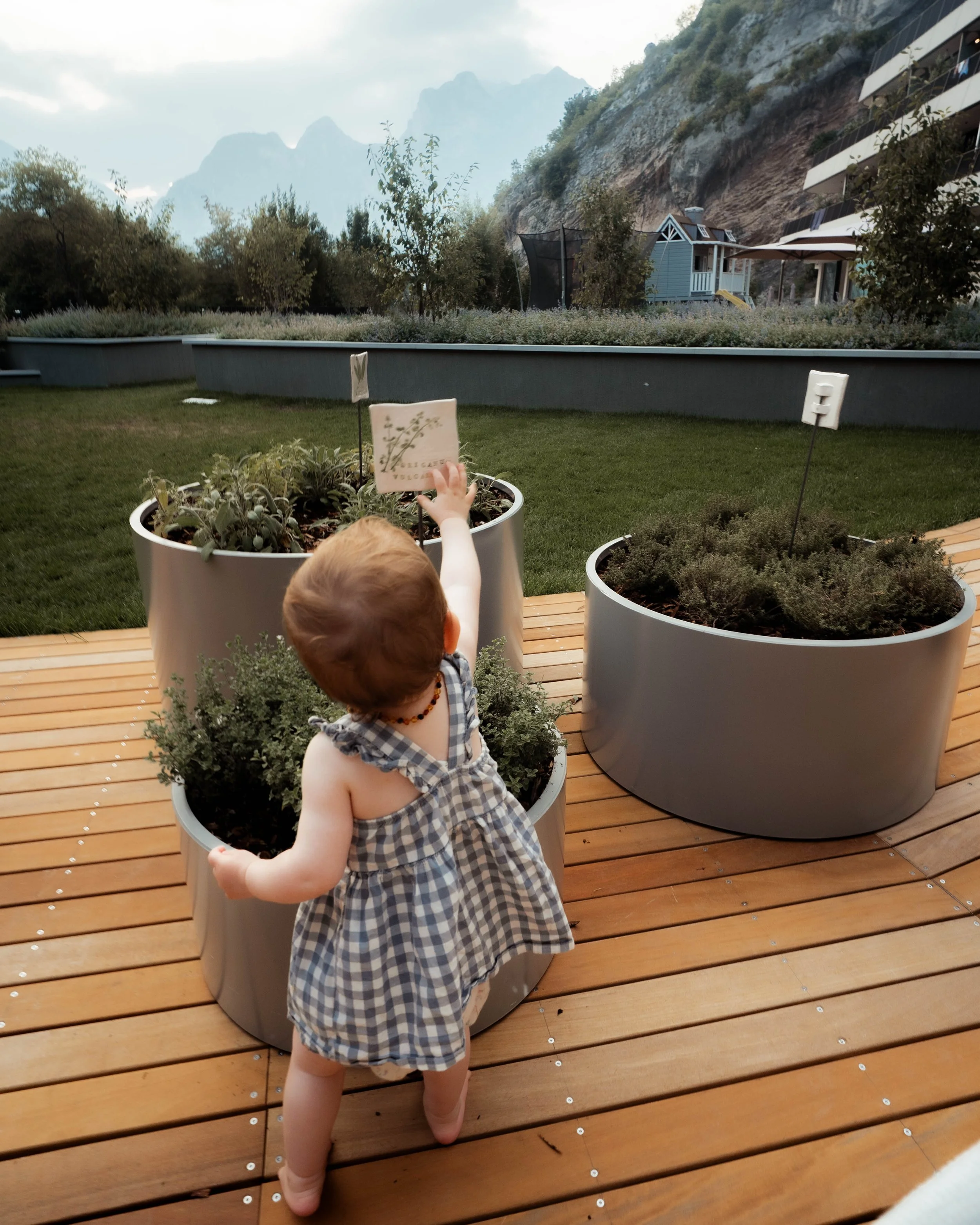 italien-gardea-soulfamily-resort-kind-auf-der-terrasse-mit-bergblick.jpg