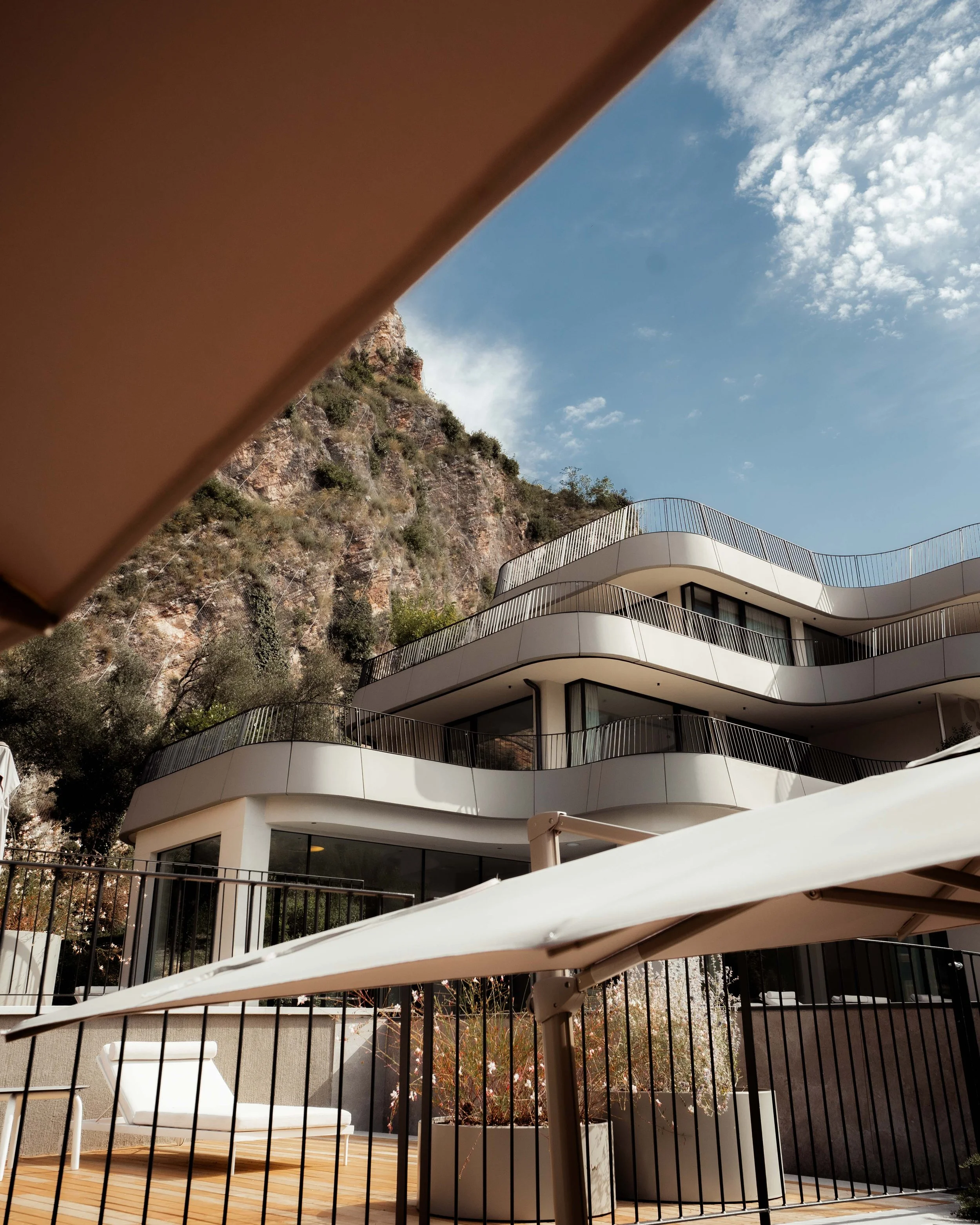 italien-gardea-soulfamily-resort-hotelarchitektur-vor-bergen.jpg