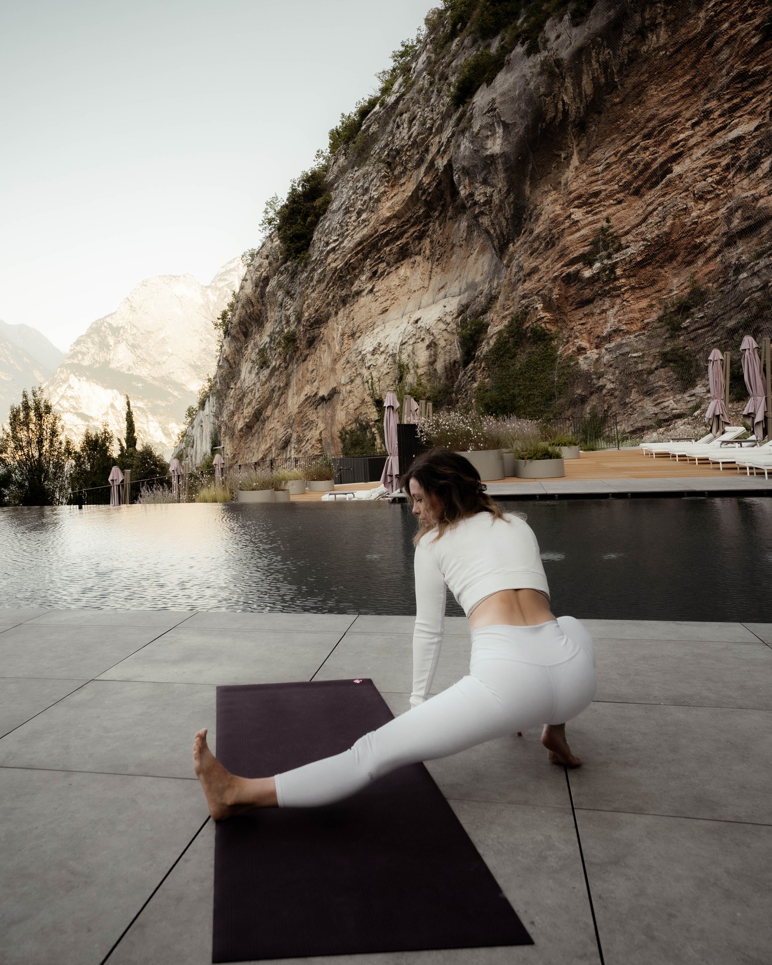 italien-gardea-soulfamily-resort-yoga-dehnung-am-pool.jpg