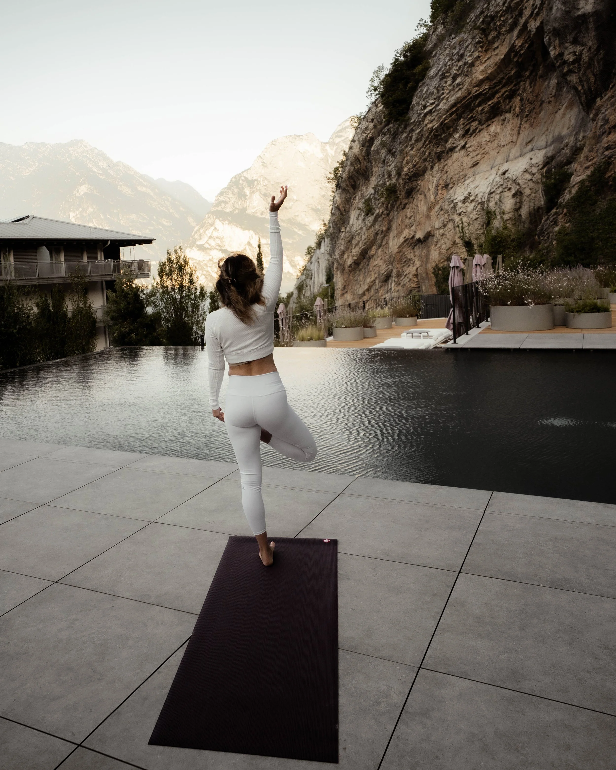 italien-gardea-soulfamily-resort-yoga-am-infinitypool.jpg