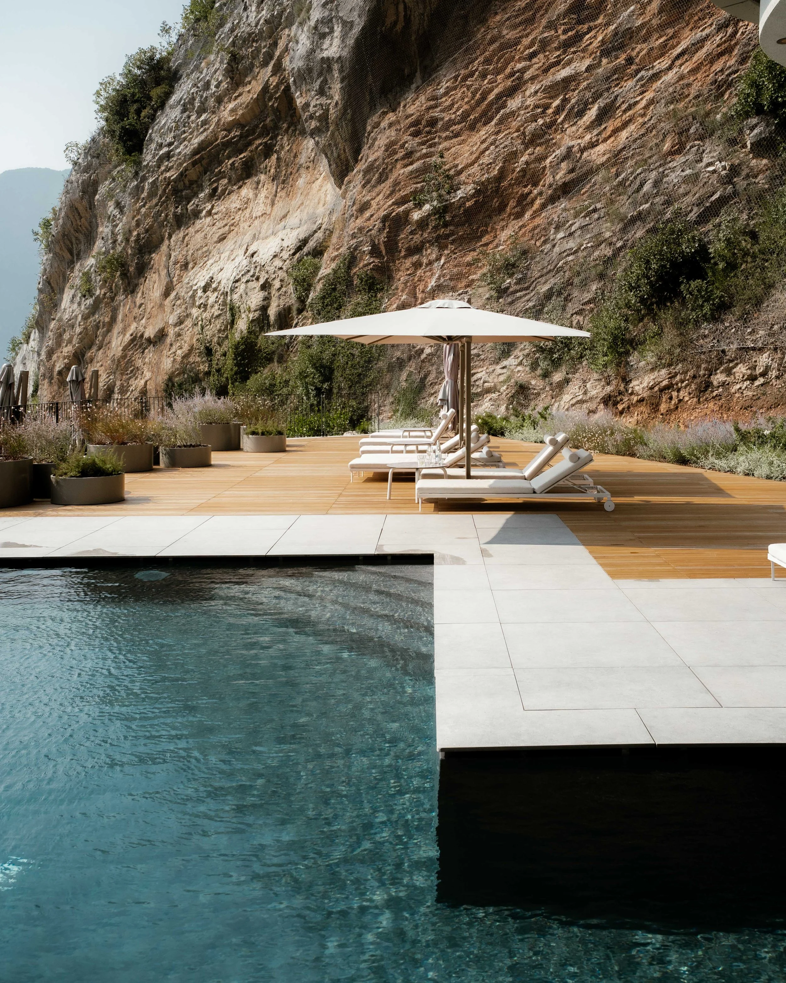 italien-gardea-soulfamily-resort-aussenpool-mit-sonnenliegen.jpg
