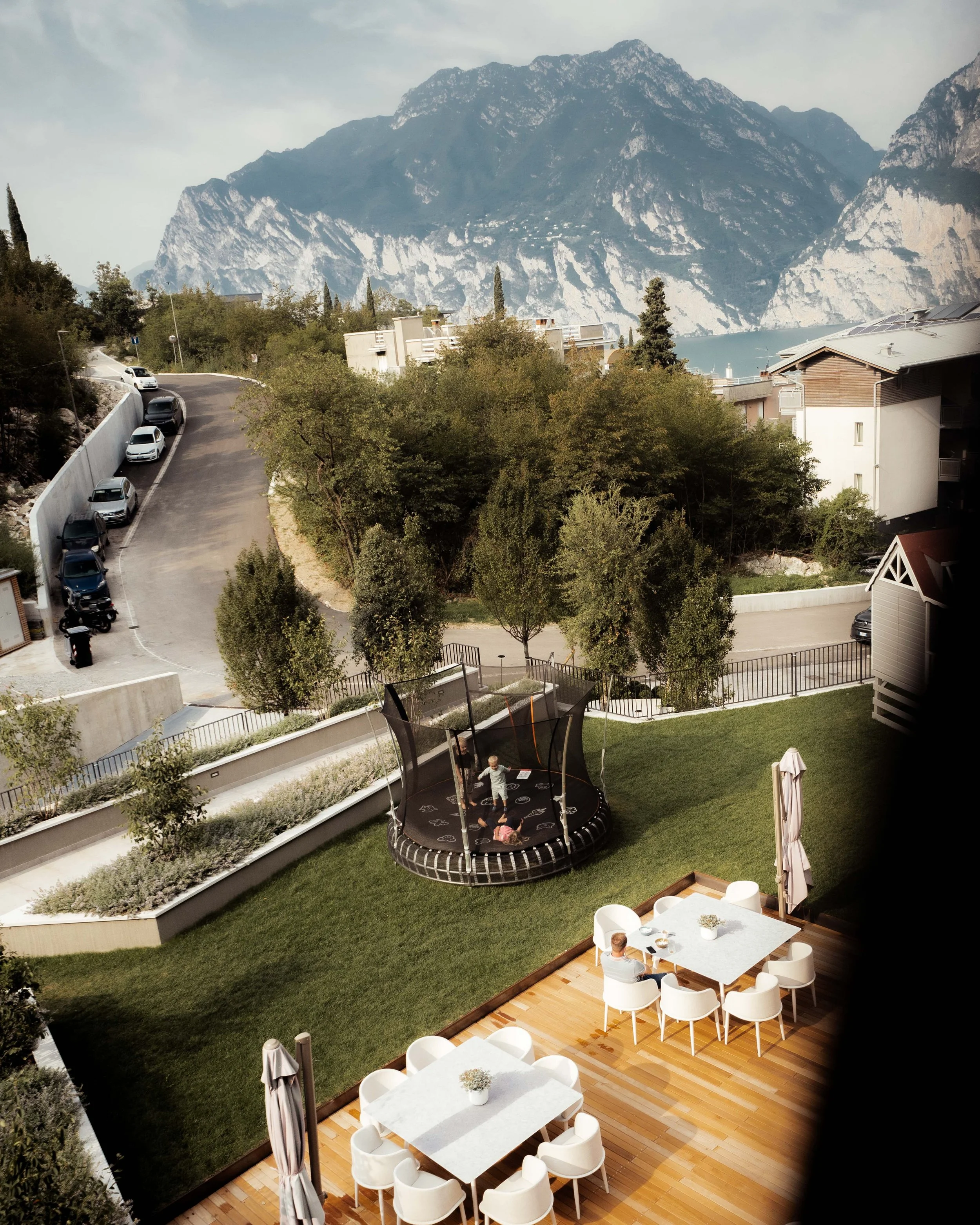 italien-gardea-soulfamily-resort-balkon-und-bergpanorama.jpg