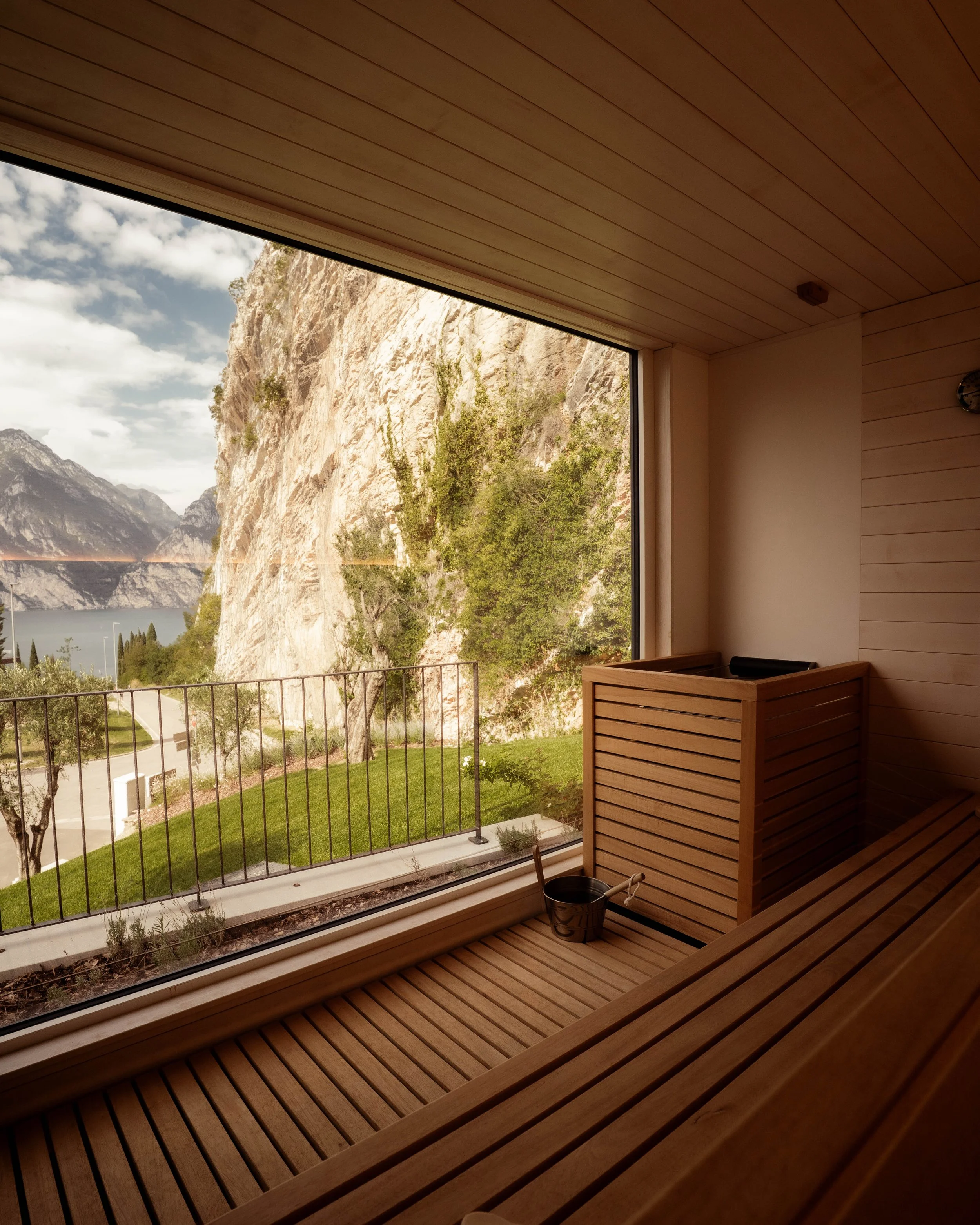 italien-gardea-soulfamily-resort-sauna-mit-bergblick.jpg