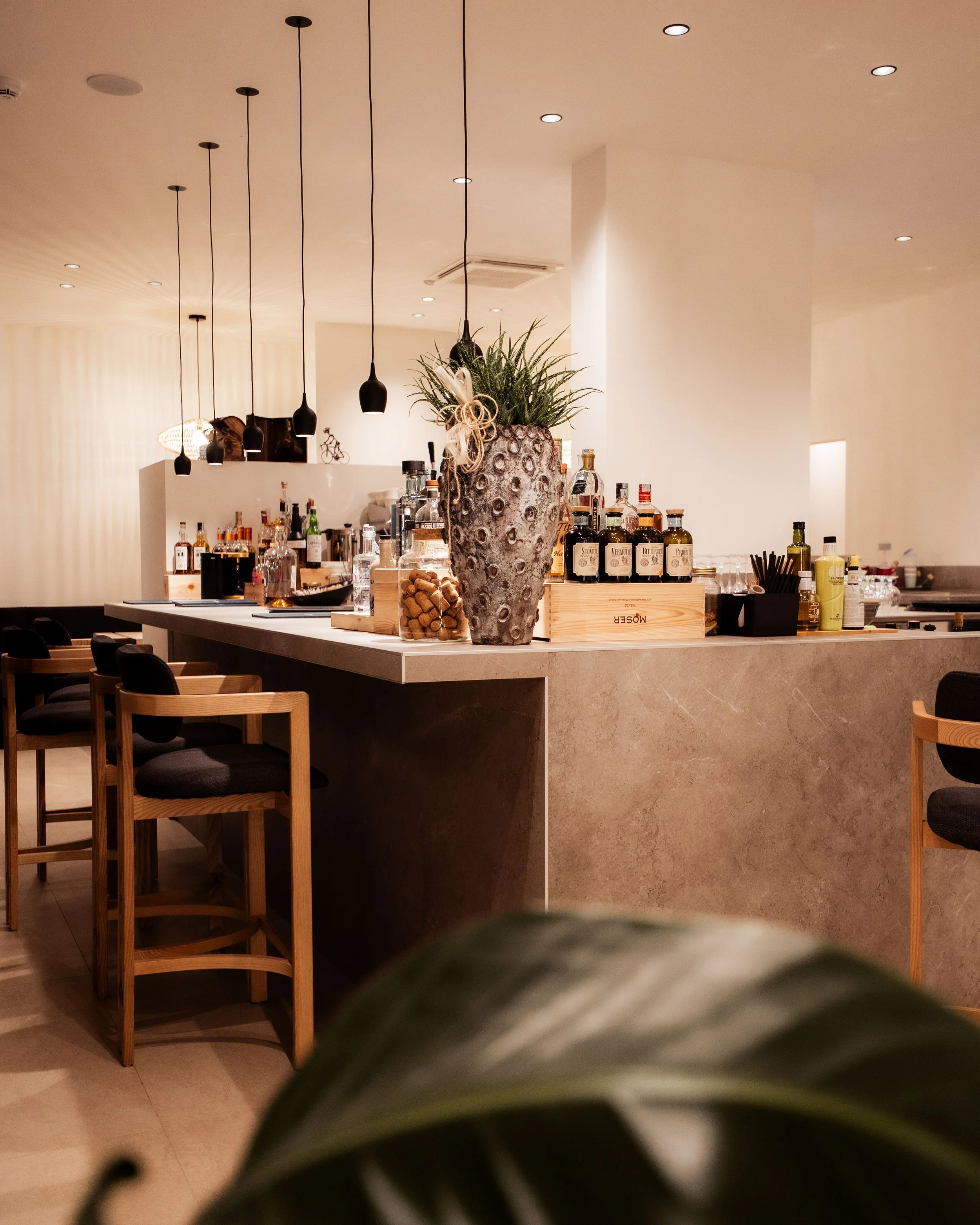 italien-gardea-soulfamily-resort-hotelbar-mit-sitzplaetzen.jpg