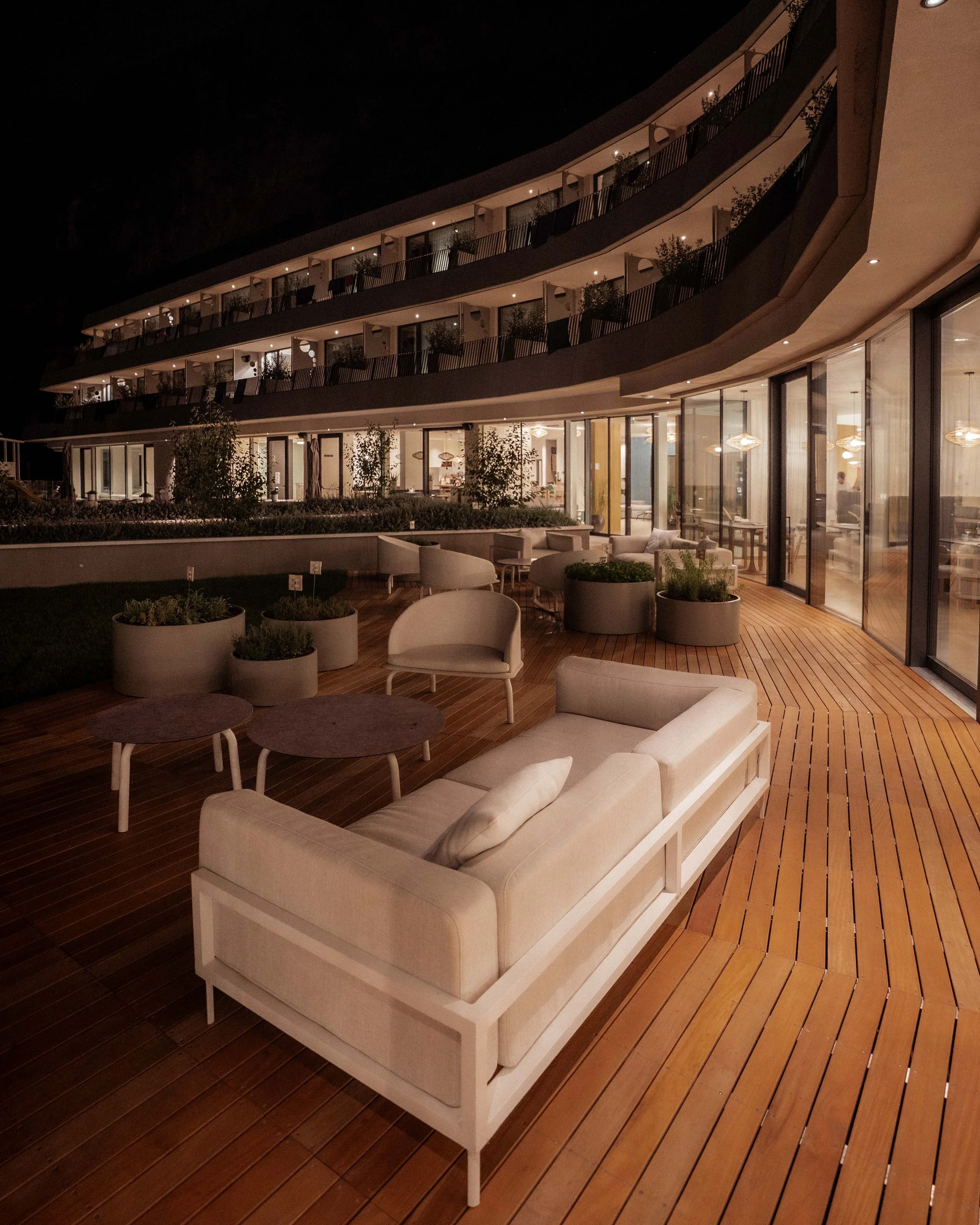 italien-gardea-soulfamily-resort-aussenlounge-bei-nacht.jpg