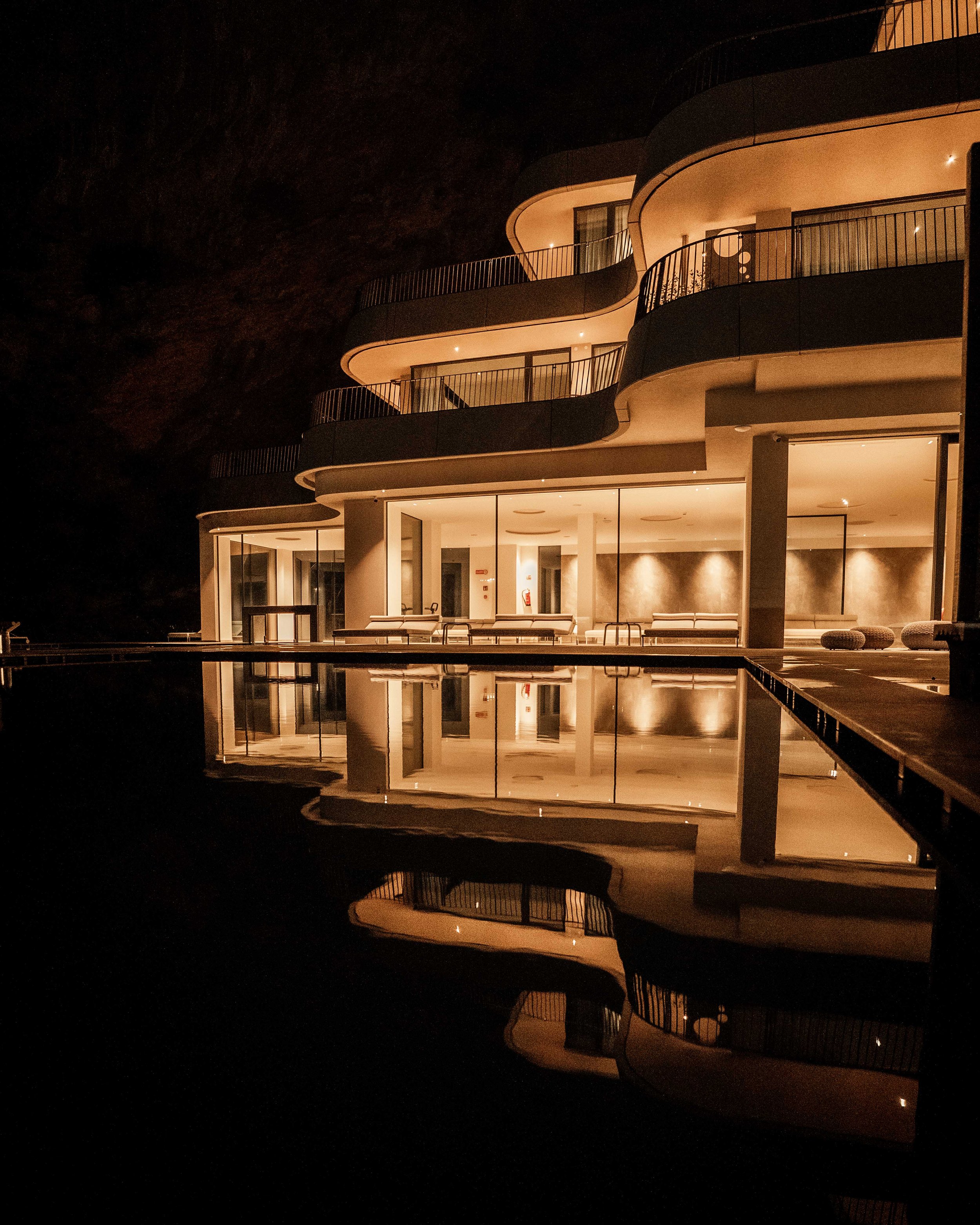 italien-gardea-soulfamily-resort-beleuchtetes-hotel-bei-nacht.jpg