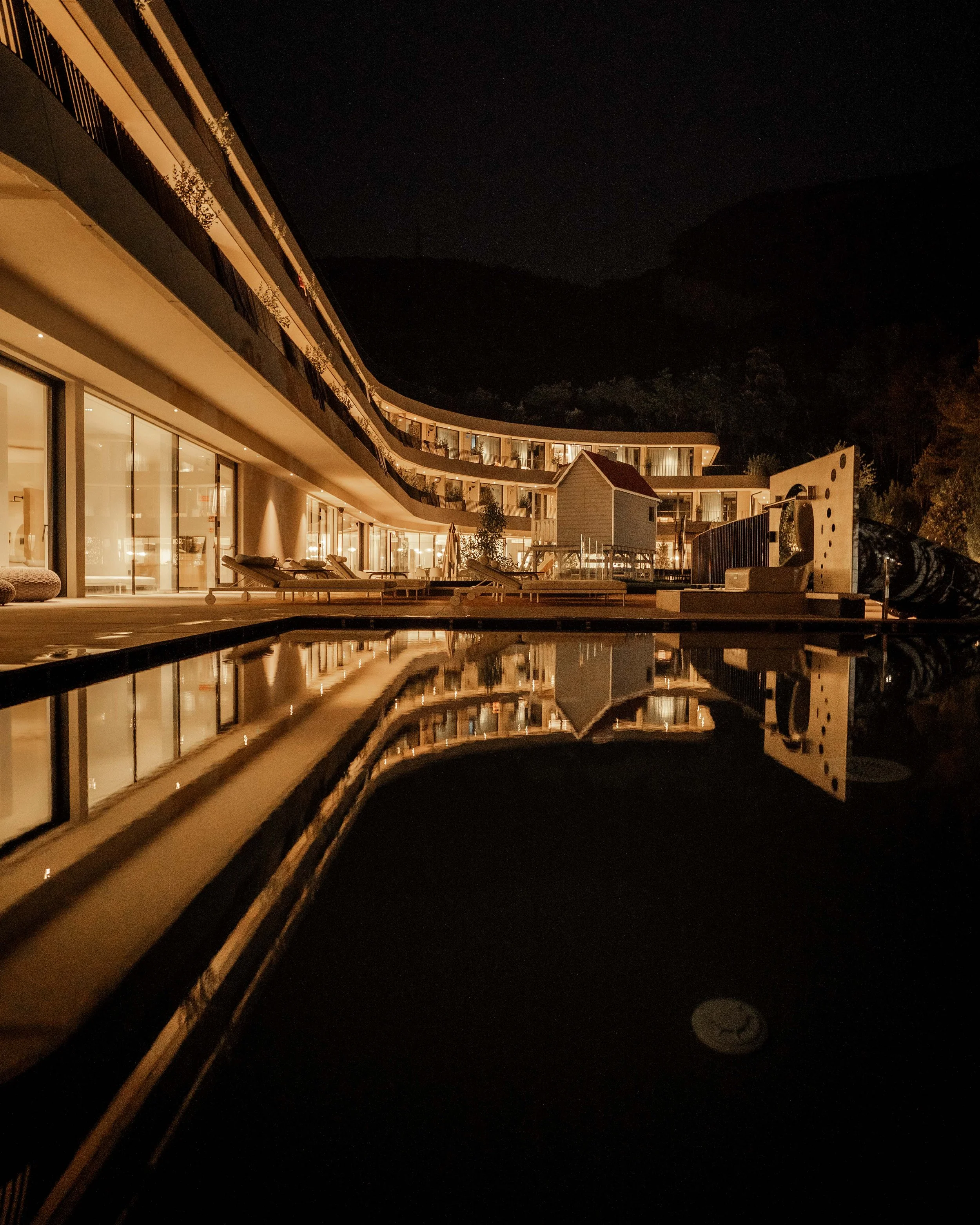 italien-gardea-soulfamily-resort-hotel-bei-nacht-mit-spiegelung.jpg