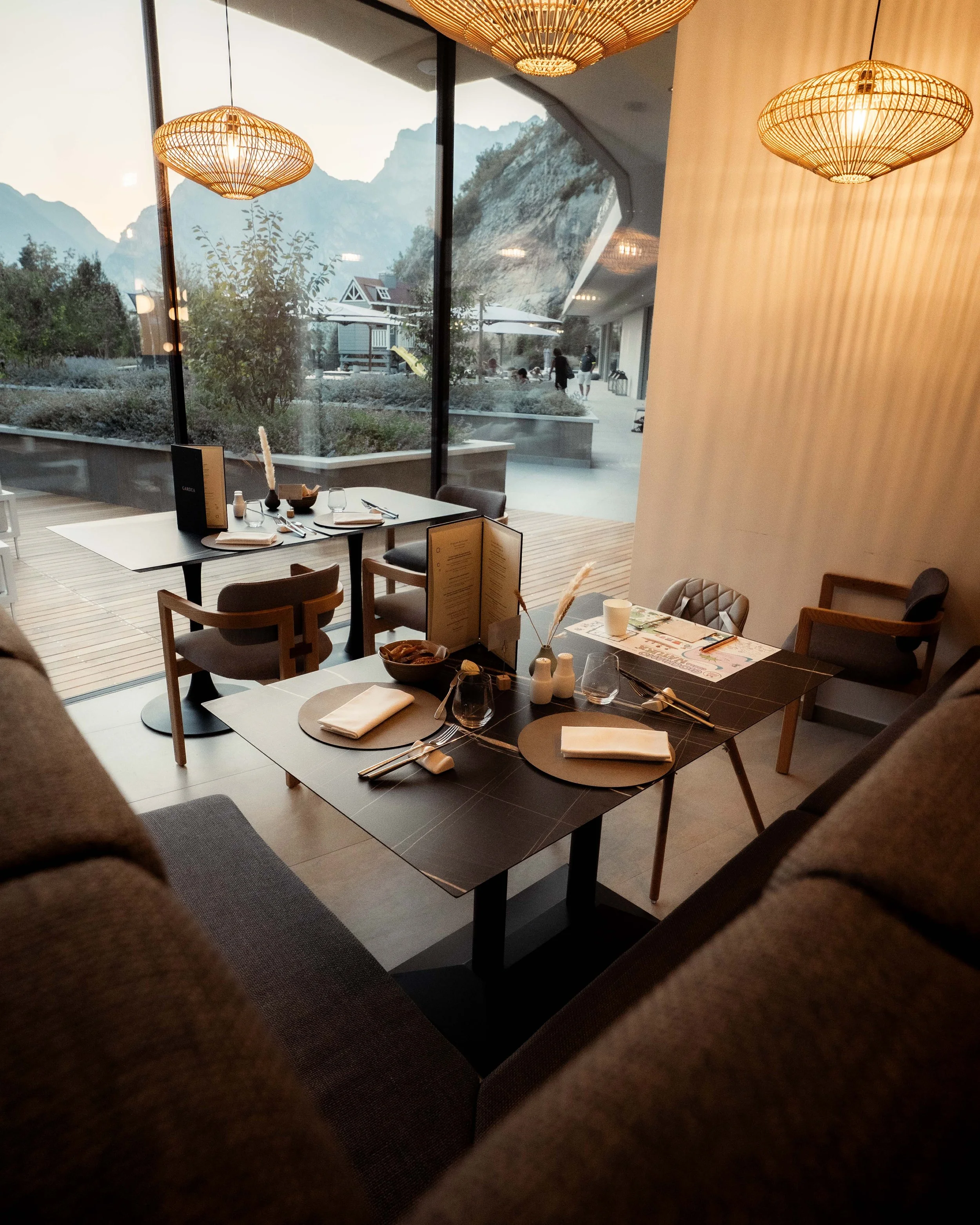italien-gardea-soulfamily-resort-restaurant-mit-bergblick.jpg