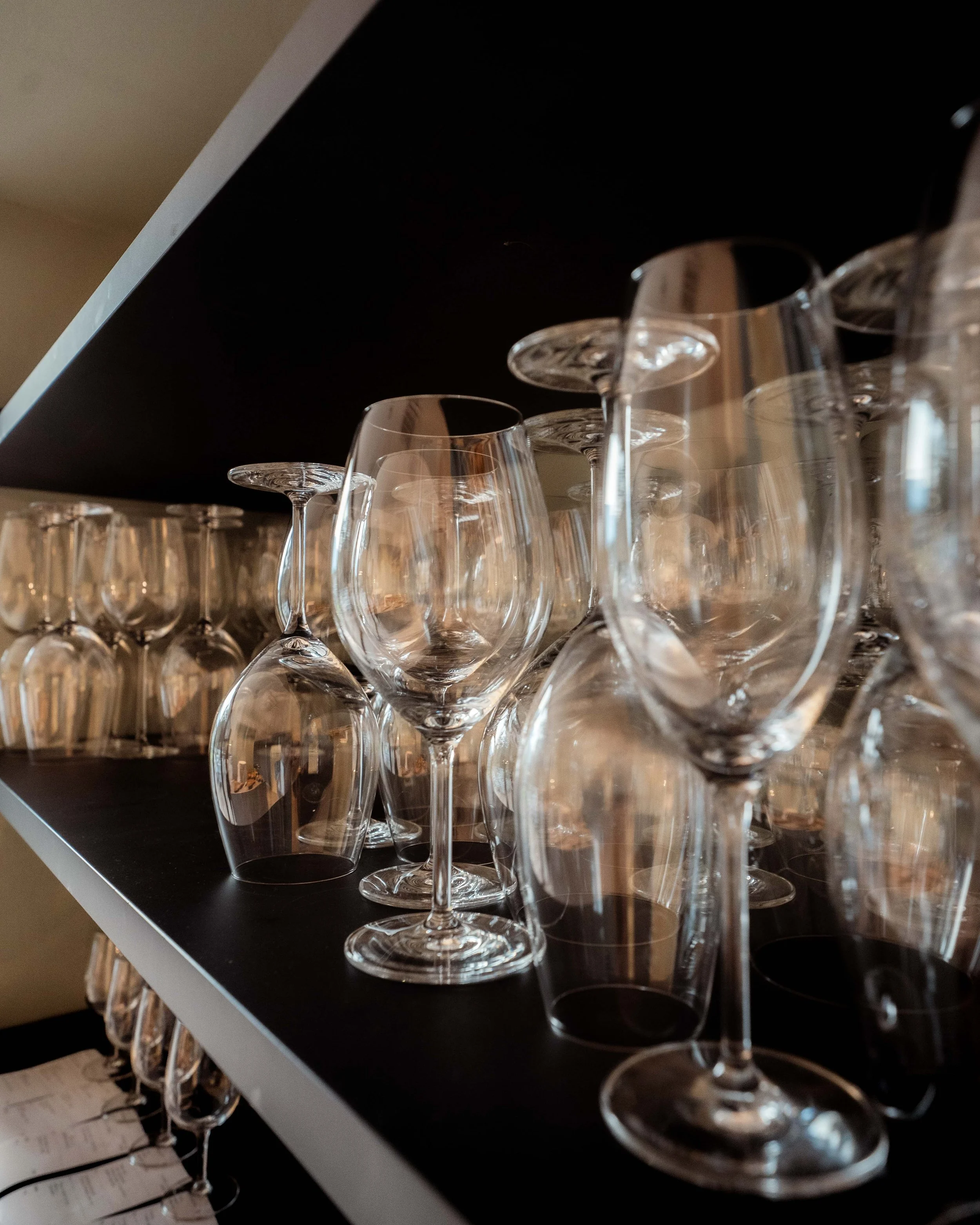 italien-gardea-soulfamily-resort-weinglaeser-im-restaurant.jpg