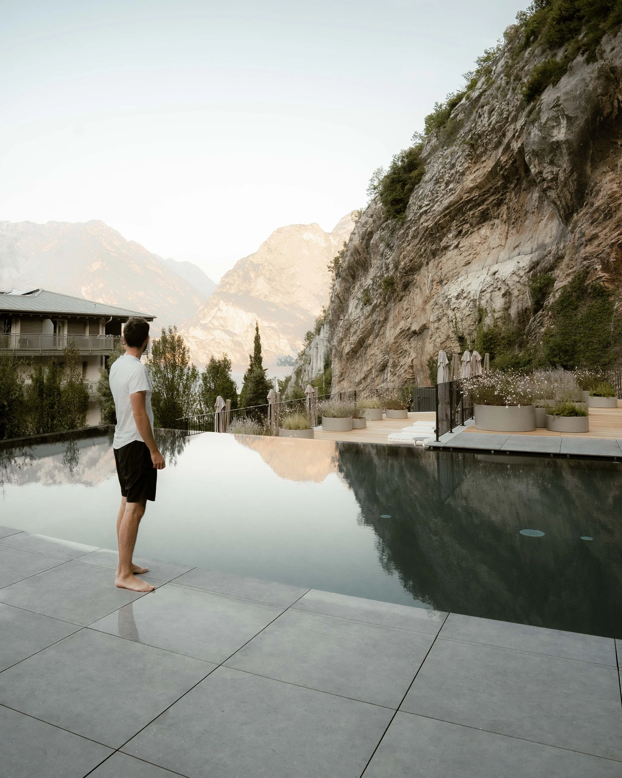 italien-gardea-soulfamily-resort-gast-am-infinitypool.jpg