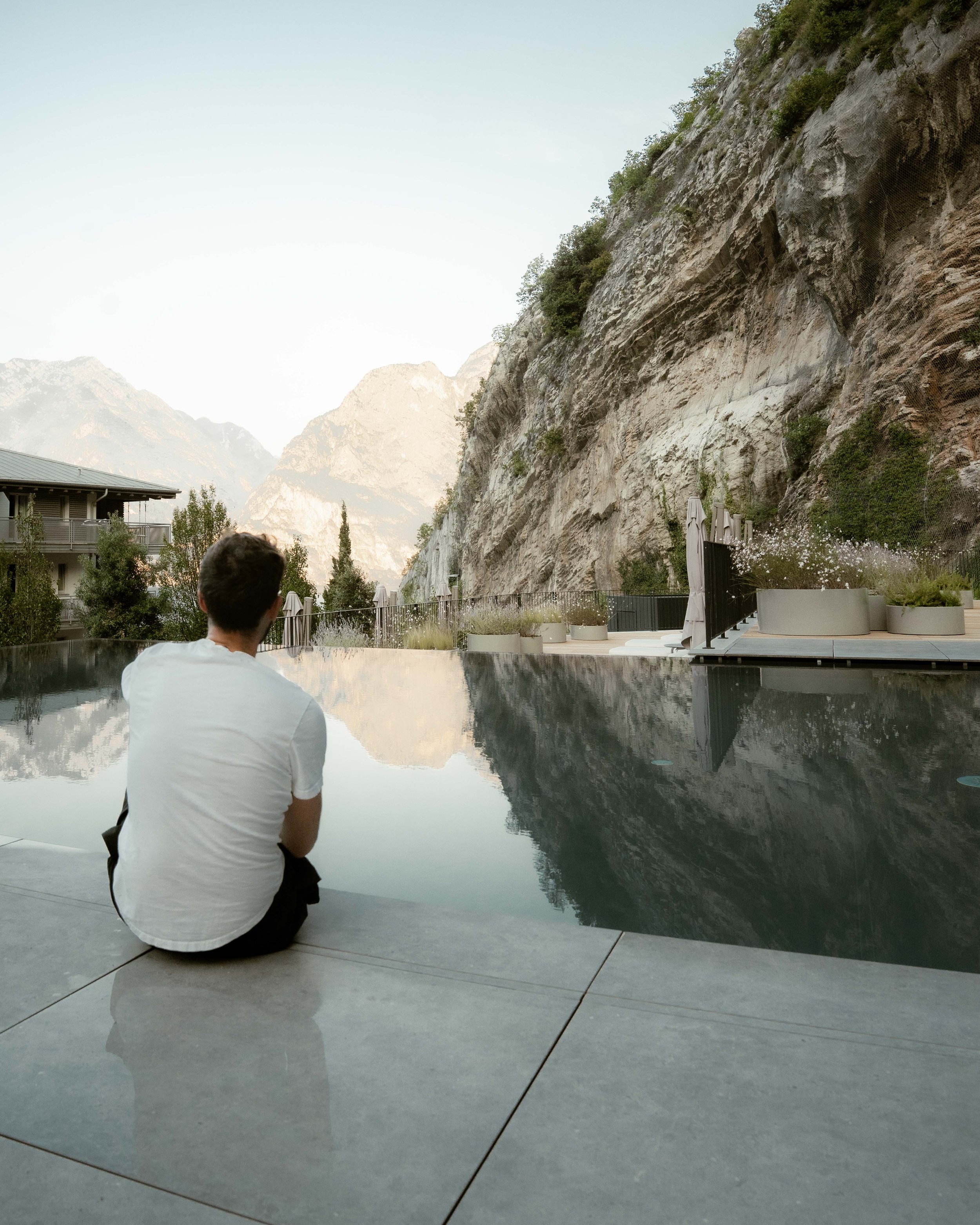 italien-gardea-soulfamily-resort-gast-sitzt-am-pool.jpg