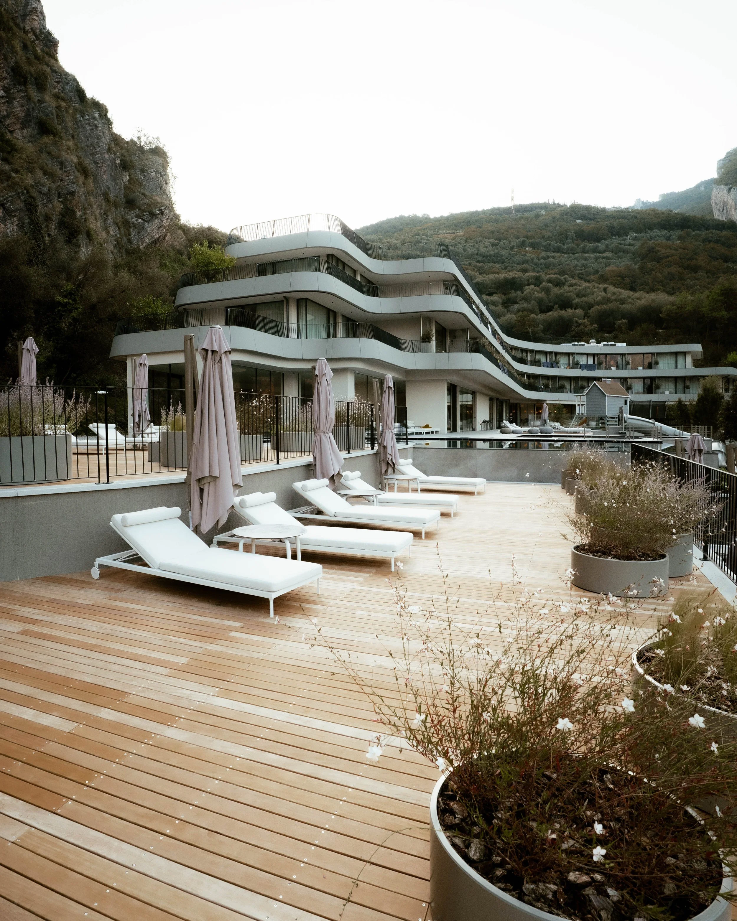 italien-gardea-soulfamily-resort-poolterrasse-mit-liegen.jpg