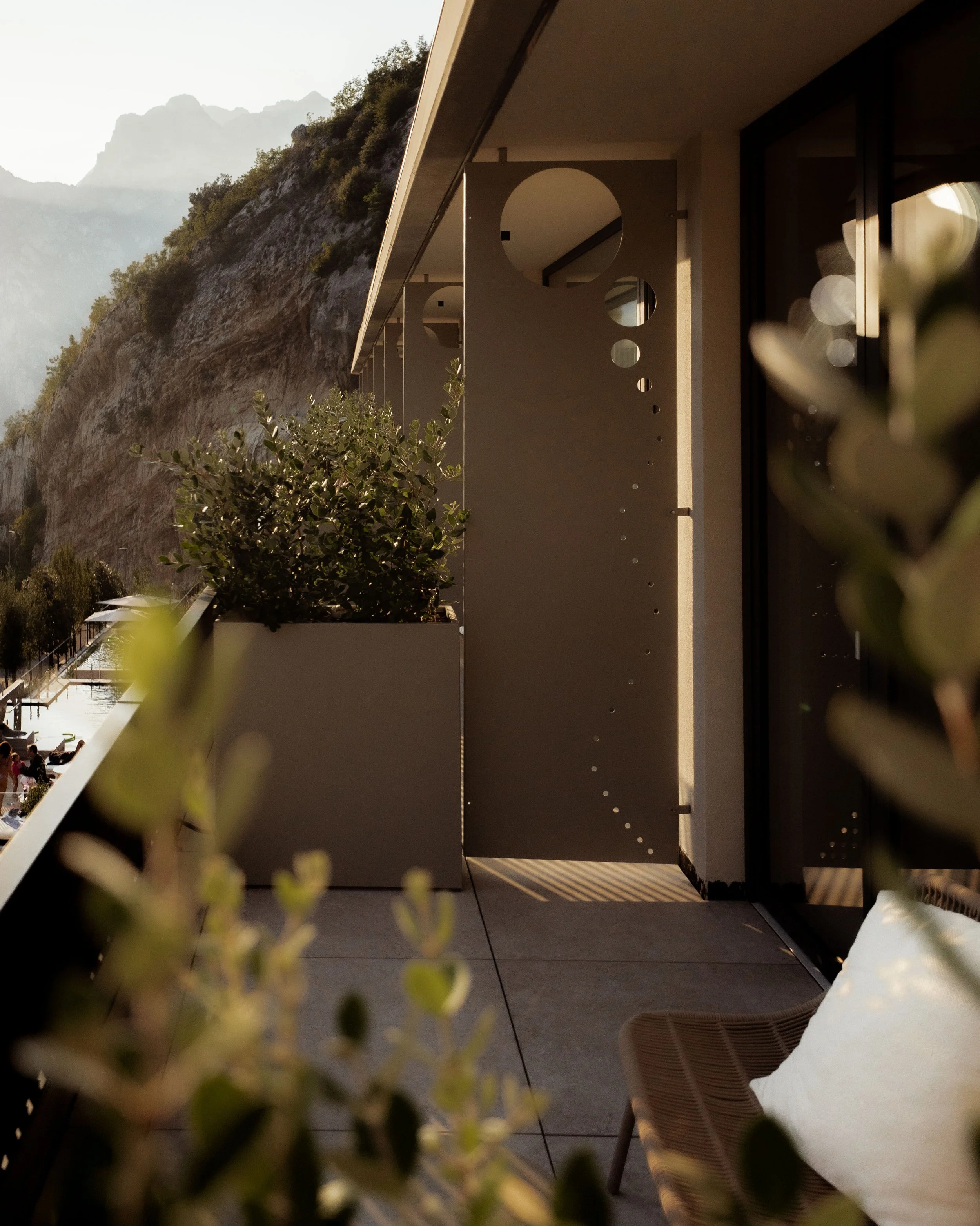 italien-gardea-soulfamily-resort-balkon-mit-bergblick.jpg
